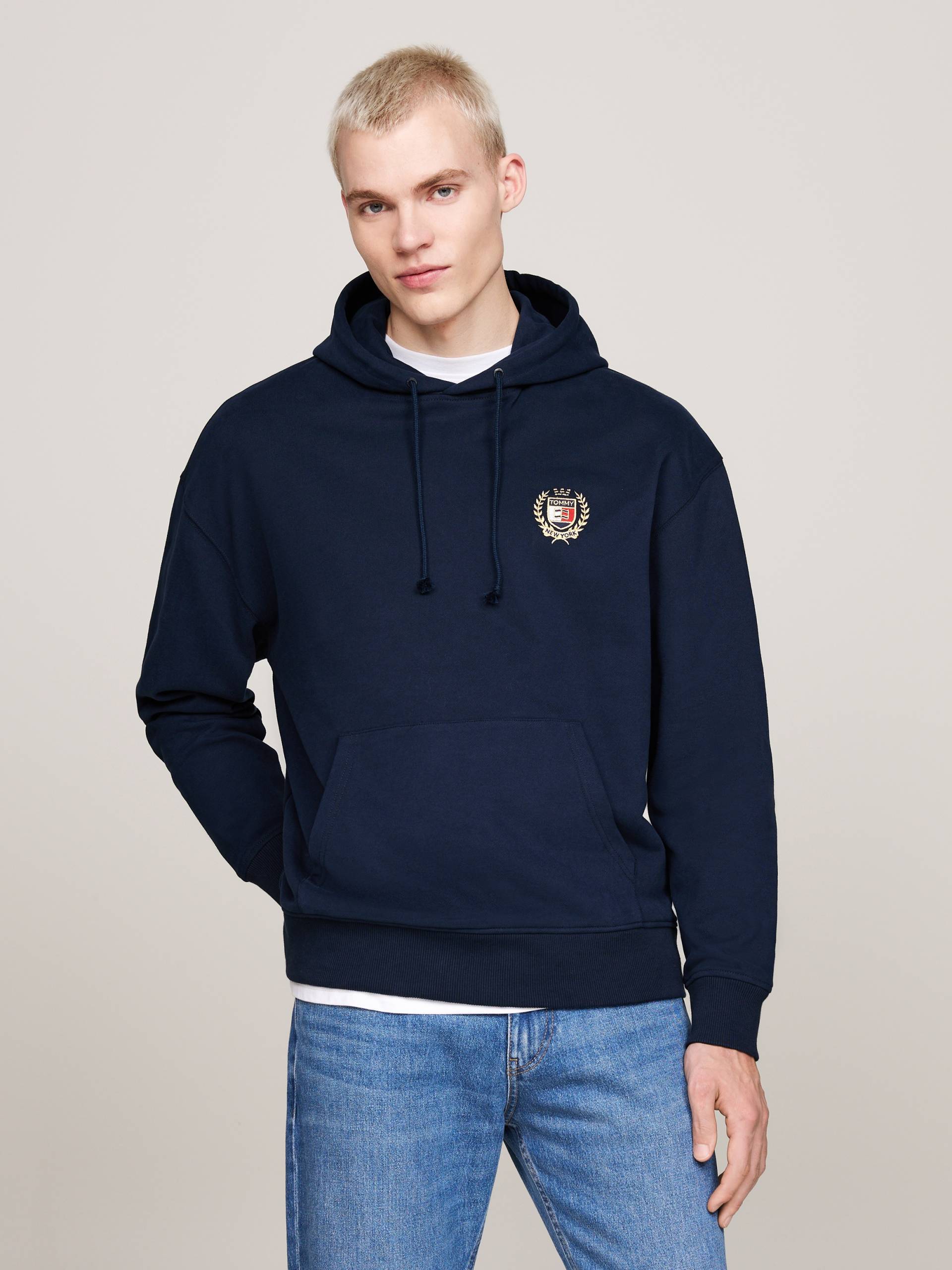 Tommy Jeans Sweatshirt »TJM REG TJ FLAG CREST HOOD EXT«, besticktes Markenlogo auf Brusthöhe von TOMMY JEANS