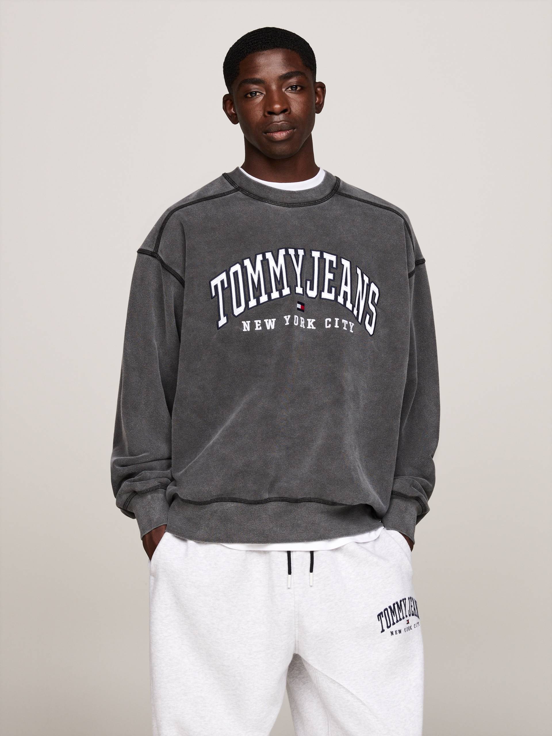 Tommy Jeans Sweatshirt »TJM RLX TJ GD VARSITY CREW« von TOMMY JEANS