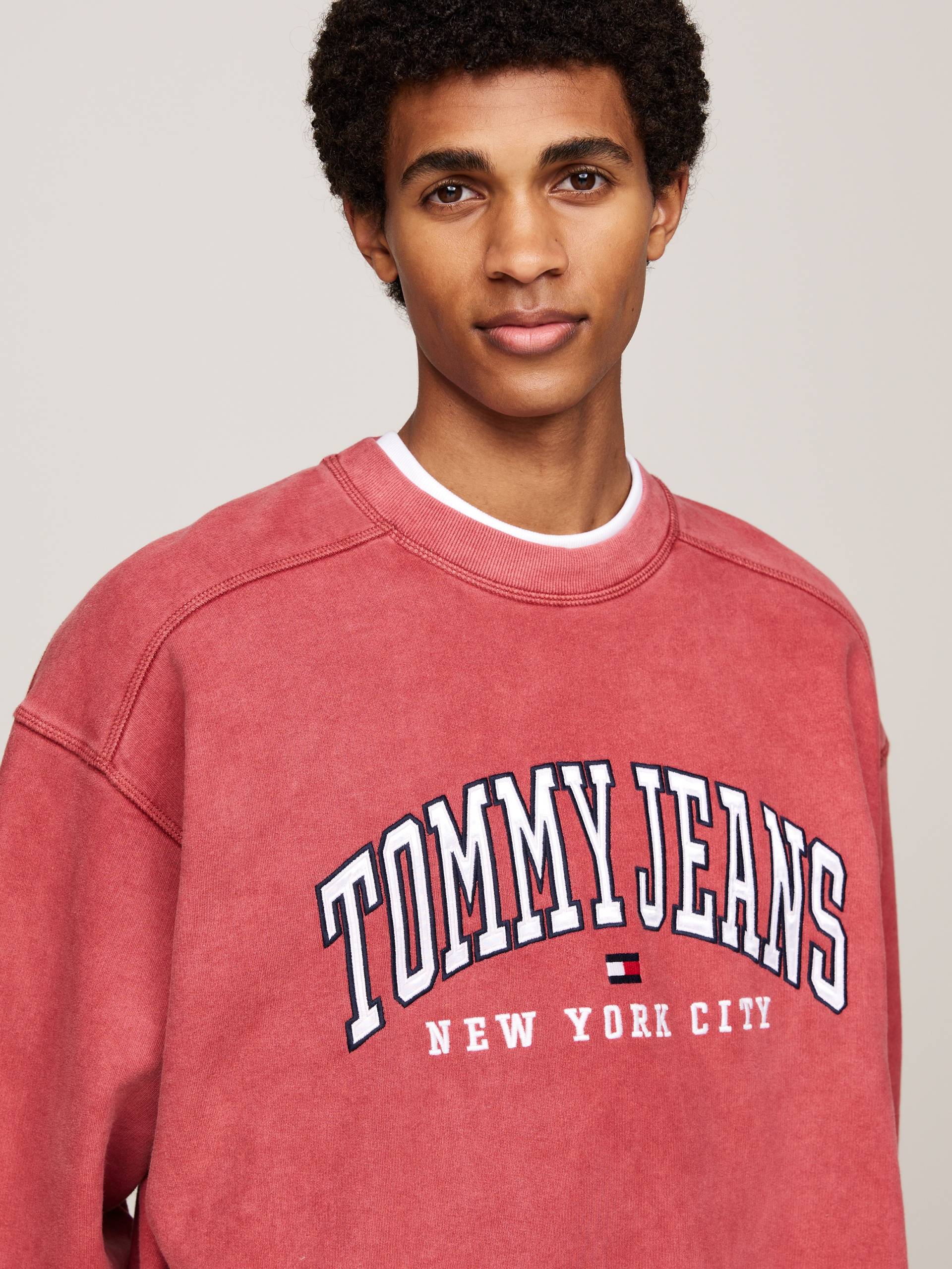 Tommy Jeans Sweatshirt »TJM RLX TJ GD VARSITY CREW« von TOMMY JEANS