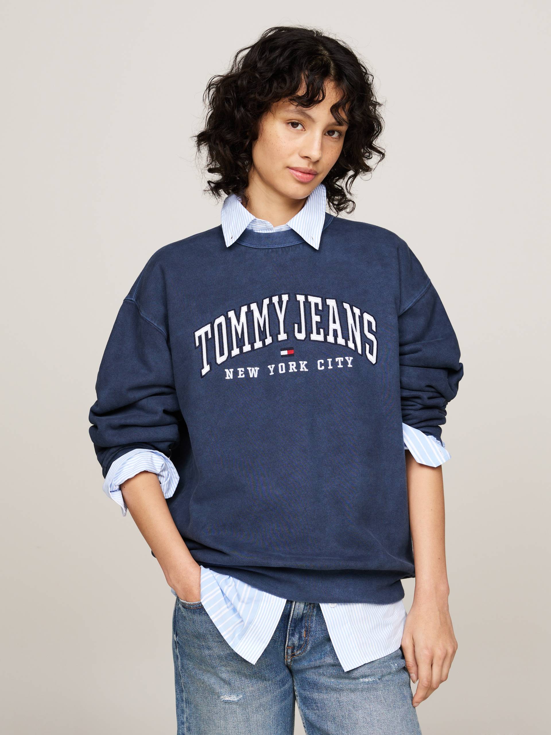 Tommy Jeans Sweatshirt »TJW RLX VARSITY CREW«, mit Washed-Effekt, grossem Logo von TOMMY JEANS