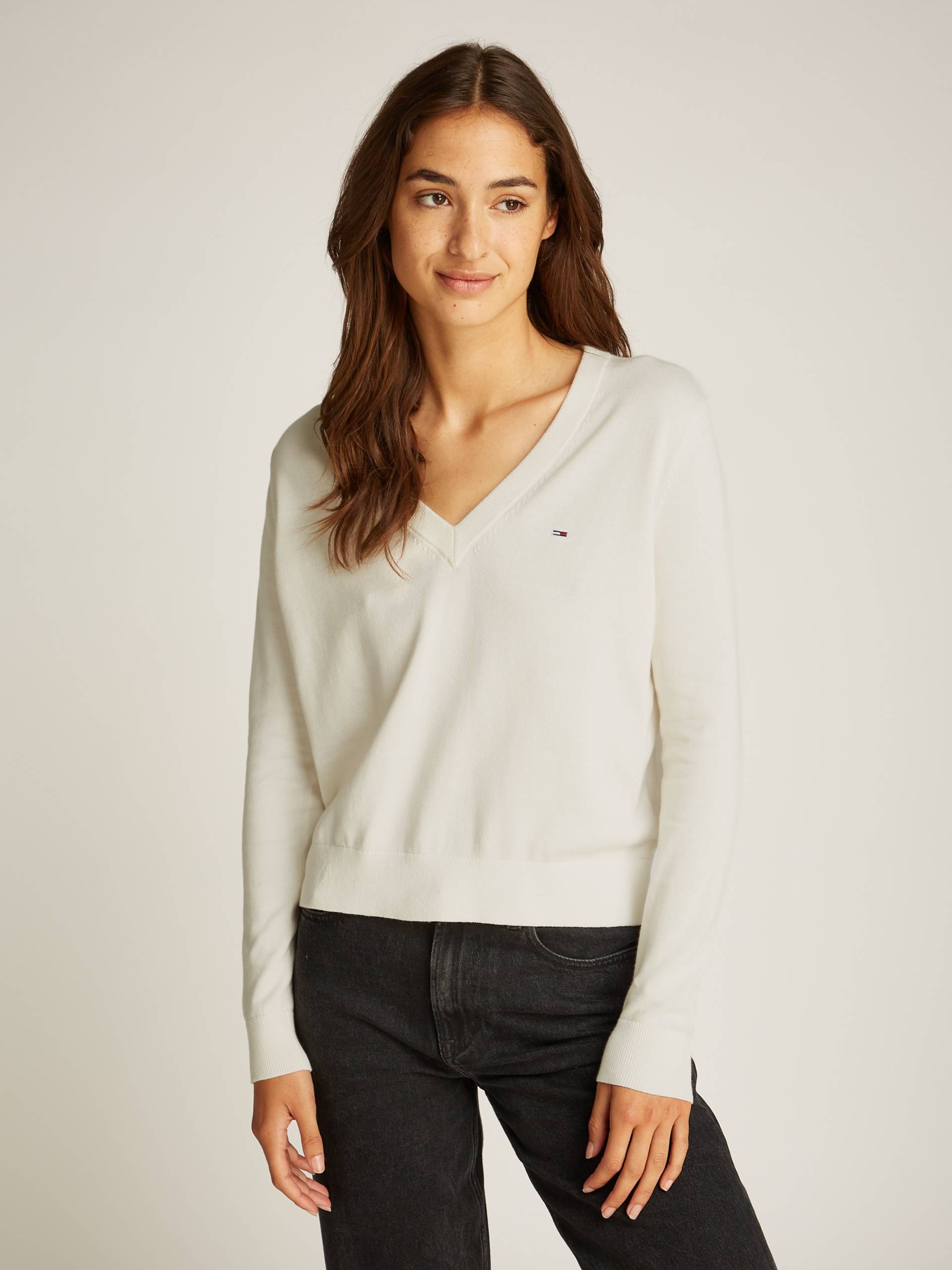 Tommy Jeans V-Ausschnitt-Pullover »TJW ESSENTIAL VNECK SWEATER EXT«, mit Logostickerei von TOMMY JEANS