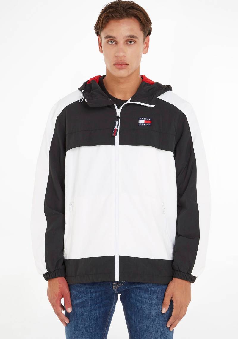 Tommy Jeans Windbreaker »TJM CLBK CHICAGO WINDBREAKER«, mit Kapuze, im colorblocking Design von TOMMY JEANS