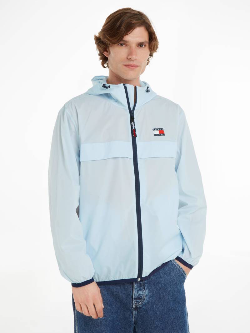 Tommy Jeans Windbreaker »TJM PCKABLE TECH CHICAGO ZIPTHRU«, mit Kapuze, mit Logo auf der Brust von TOMMY JEANS