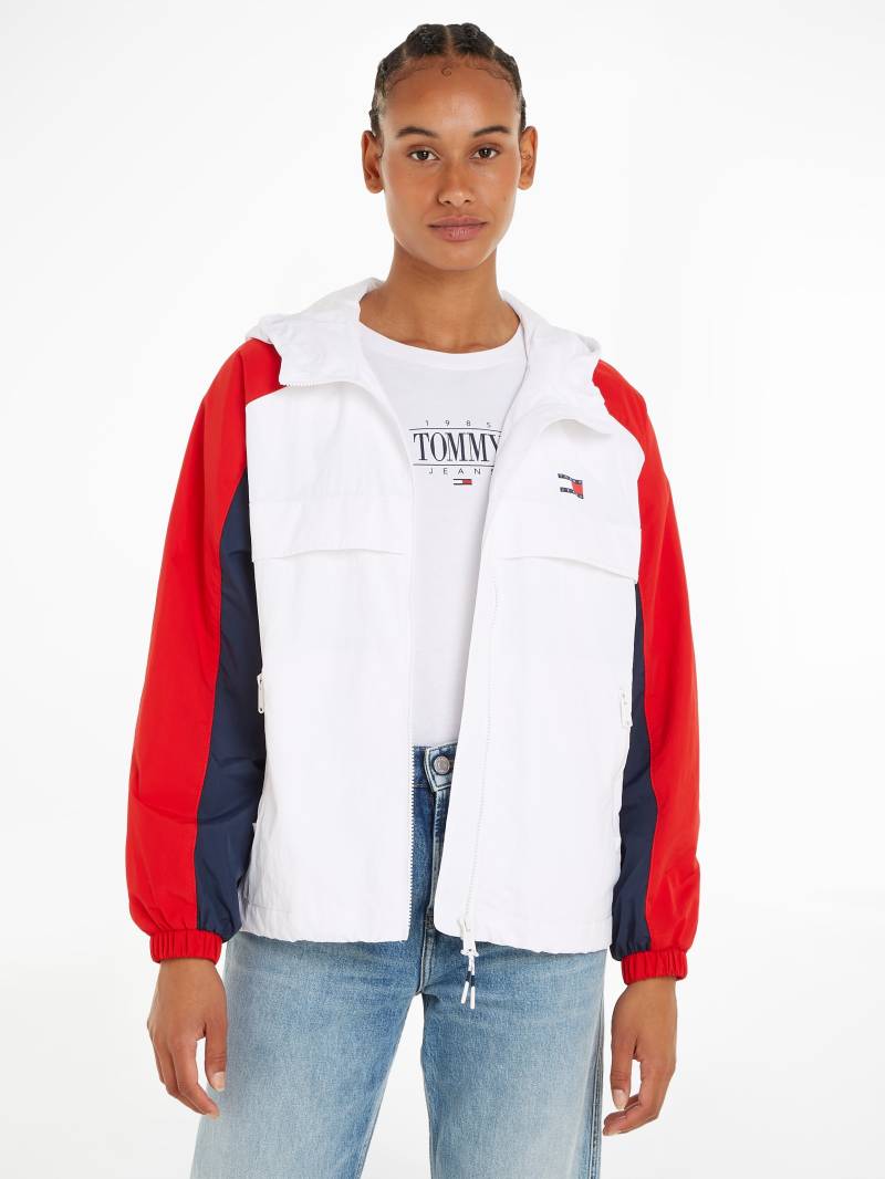 Tommy Jeans Windbreaker »TJW CHICAGO CLBK WINDBREAKER«, mit Kapuze, in den typischen Tommy Farben von TOMMY JEANS