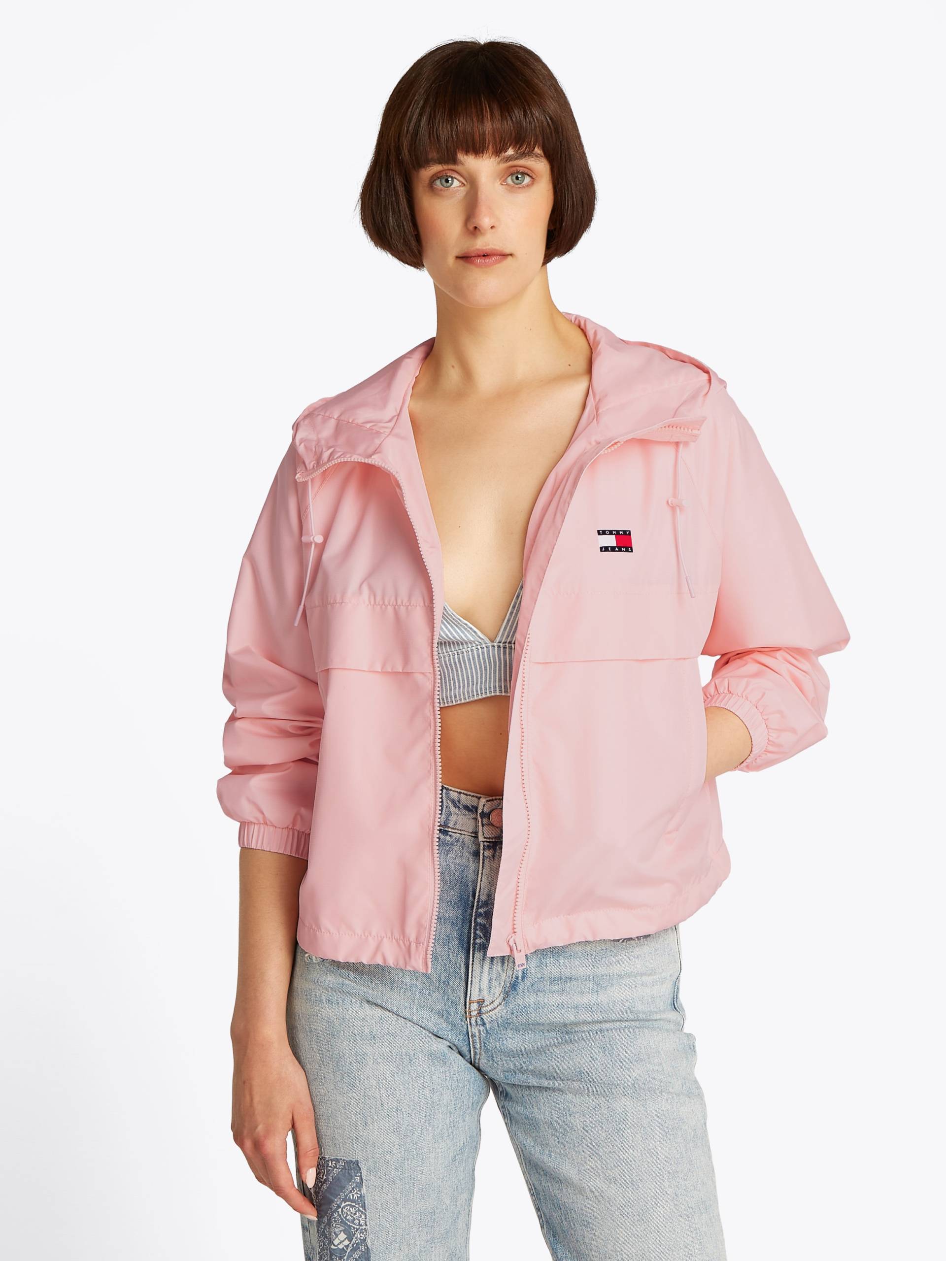 Tommy Jeans Windbreaker »TJW ESSENTIAL WINDBREAKER EXT«, mit Kapuze, mit Logodruck Tommy Jeans Windbreaker »TJW ESSENTIAL WINDBREAKER EXT«, mit Kapuze, mit Logodruck von TOMMY JEANS