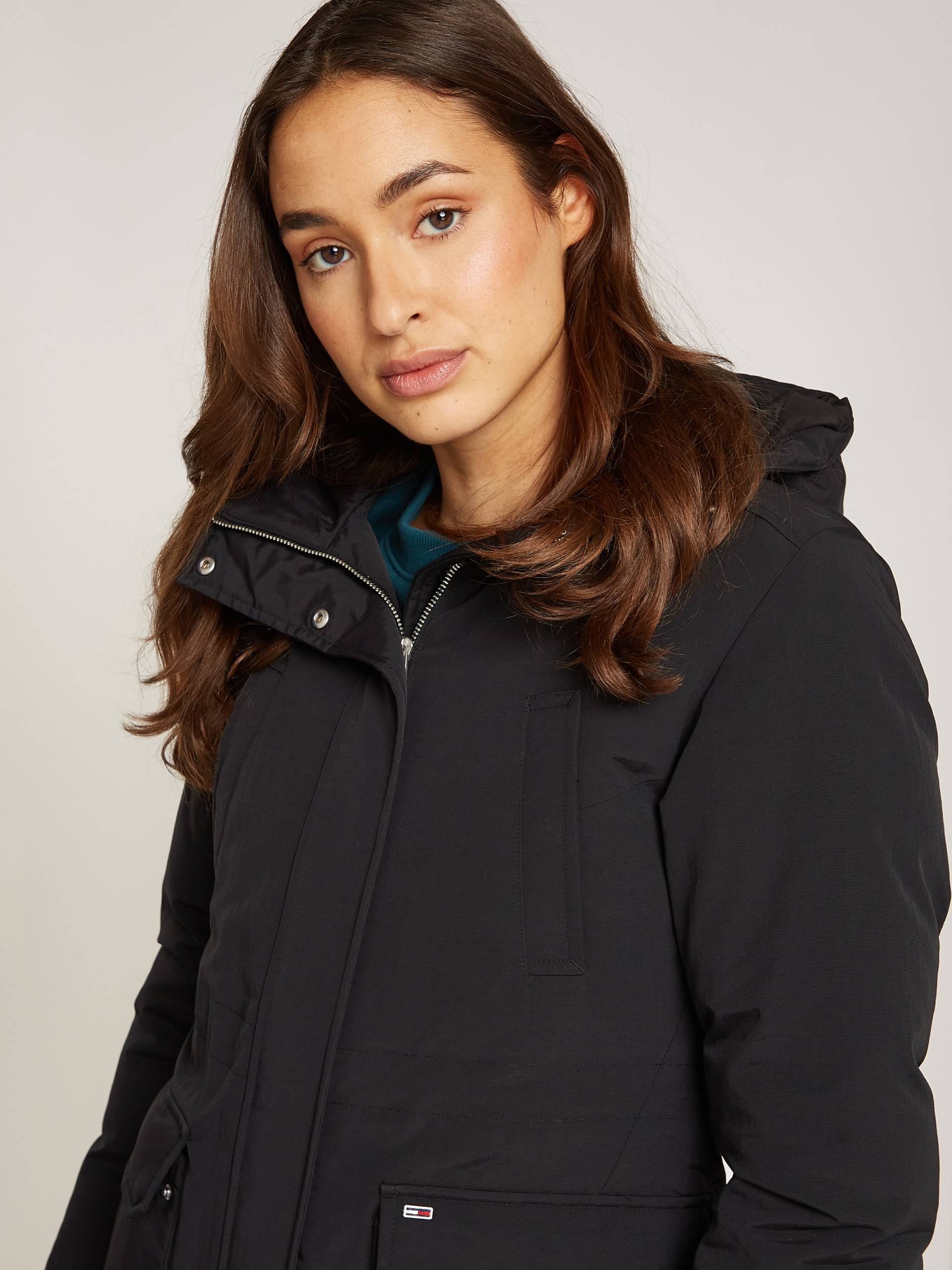 Tommy Jeans Wintermantel »TJW TECHNICAL DOWN PARKA«, mit Logostickerei Tommy Jeans Wintermantel »TJW TECHNICAL DOWN PARKA«, mit Logostickerei von TOMMY JEANS