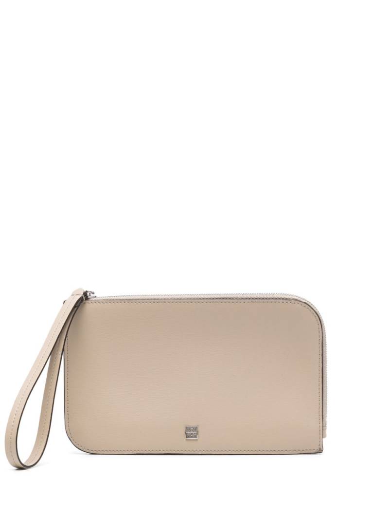 TOTEME logo-plaque leather clutch bag - Neutrals von TOTEME