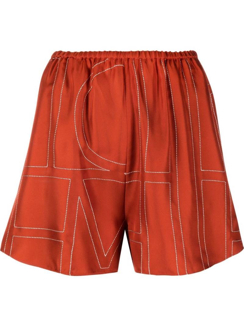 TOTEME monogram-print silk shorts - Orange von TOTEME