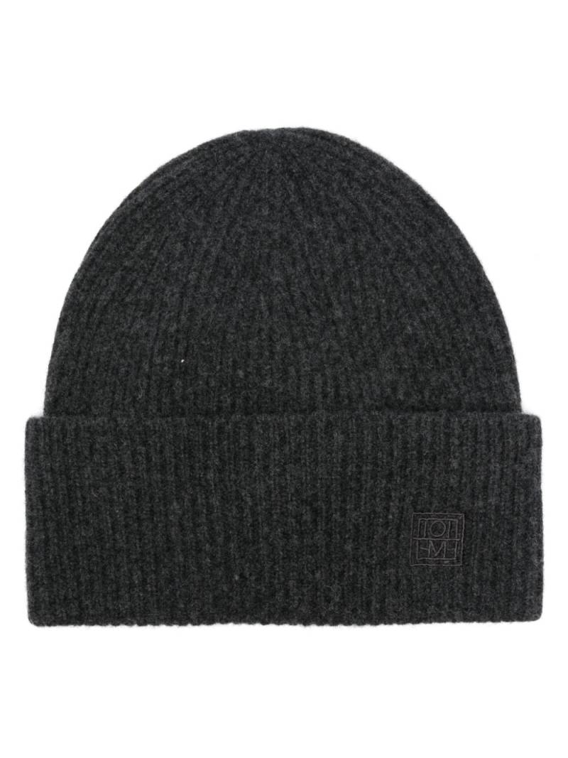 TOTEME ribbed beanie - Grey von TOTEME