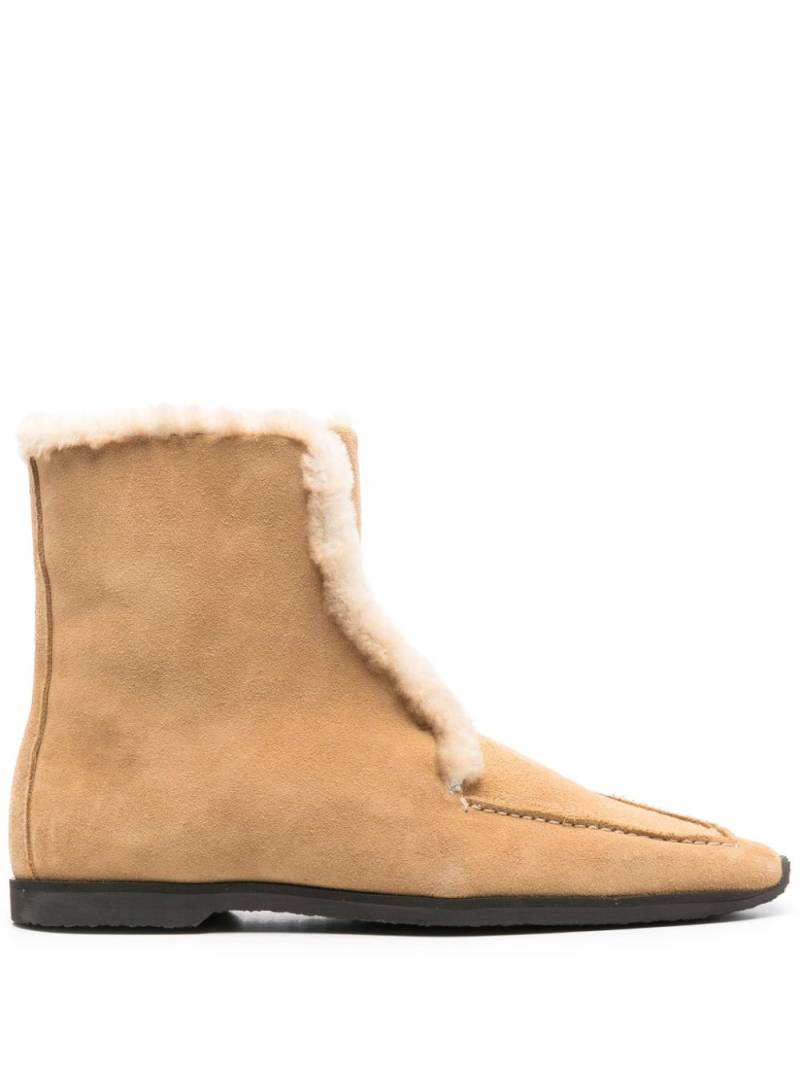 TOTEME shearling-edge boots - Brown von TOTEME