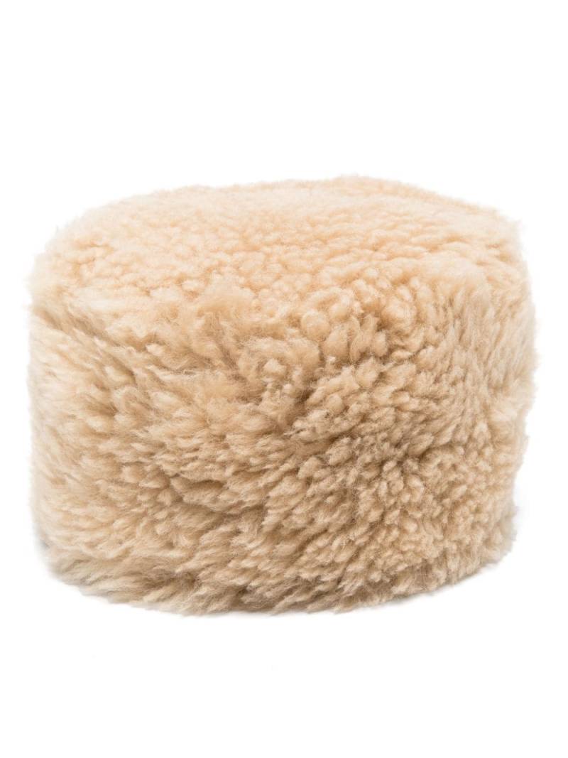 TOTEME shearling pillbox hat - Neutrals von TOTEME