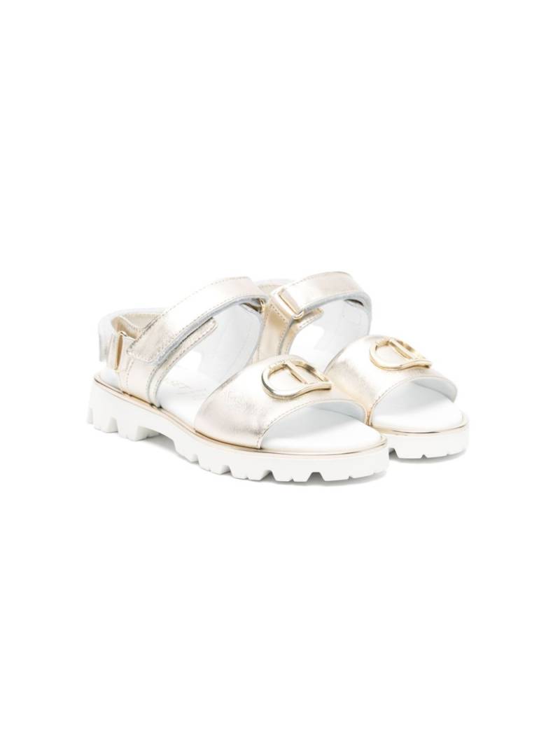 TWINSET Kids logo-plaque leather sandals - Gold von TWINSET Kids