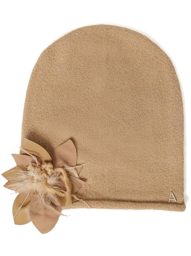 TWINSET floral brooch knit beanie - Neutrals von TWINSET