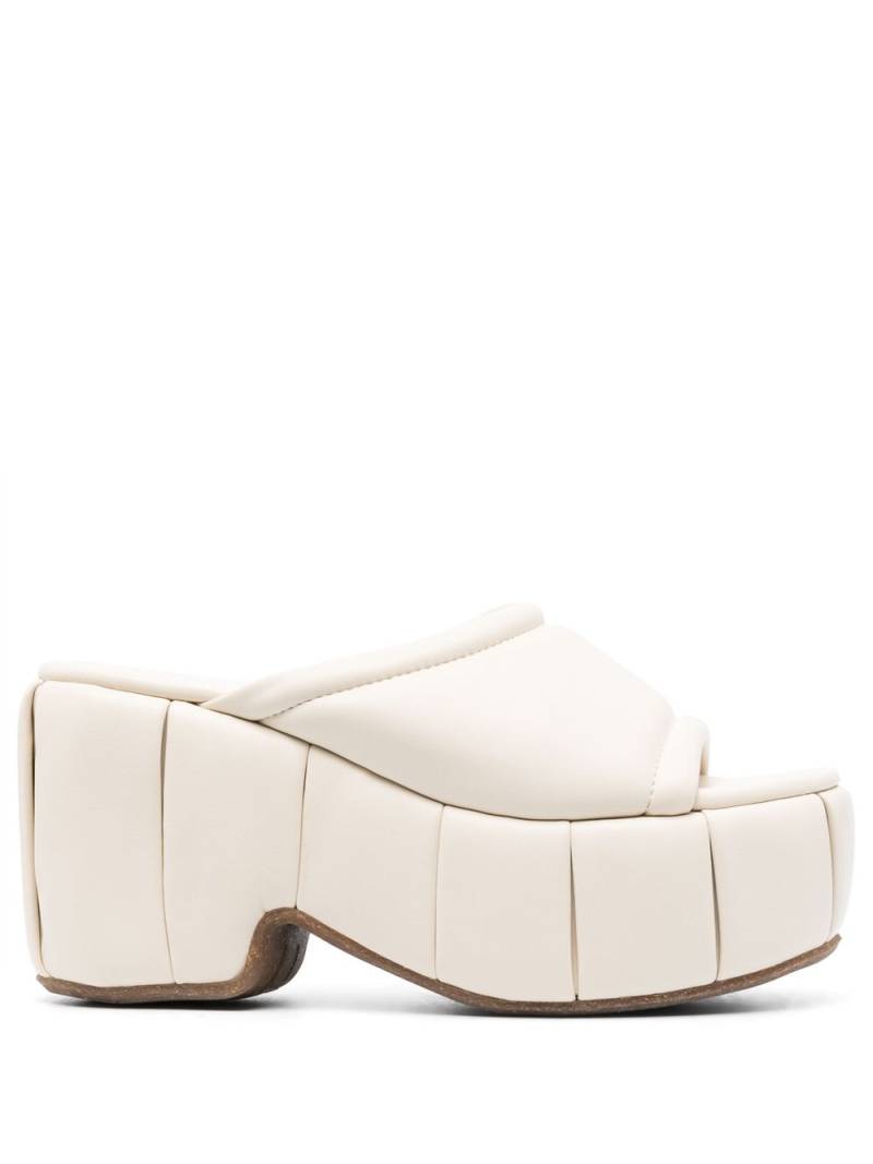 Themoirè Cassiope 100mm platform leather mules - White von Themoirè