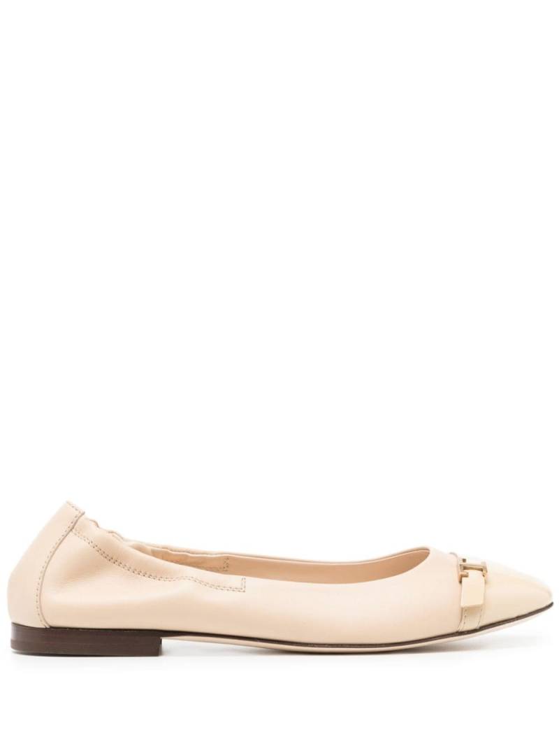 Tod's logo-plaque leather ballerina shoes - Neutrals von Tod's