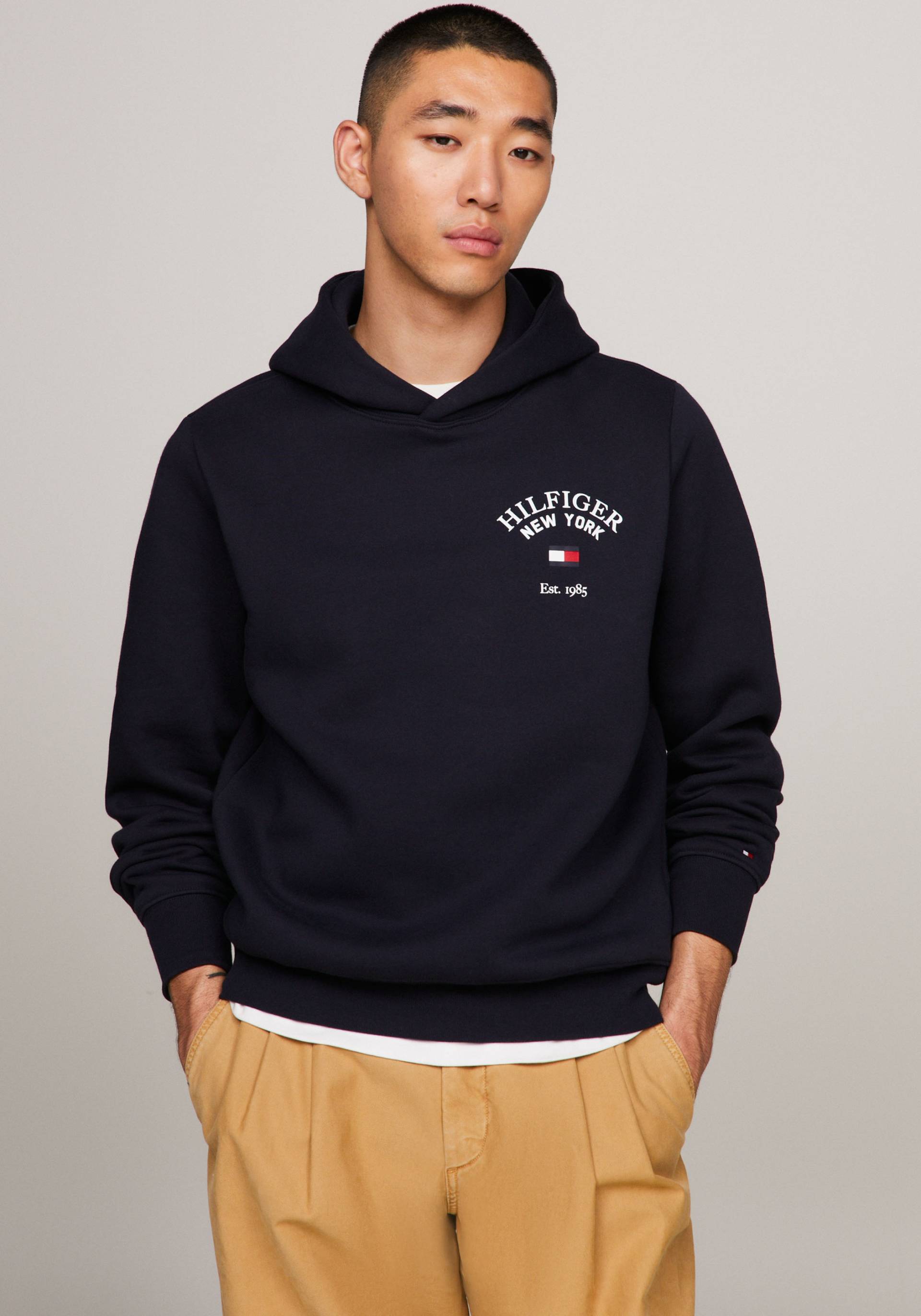 Tommy Hilfiger Hoodie »ARCHED VARSITY HOODY«, von dem Jahr 1985 inspiriert von Tommy Hilfiger