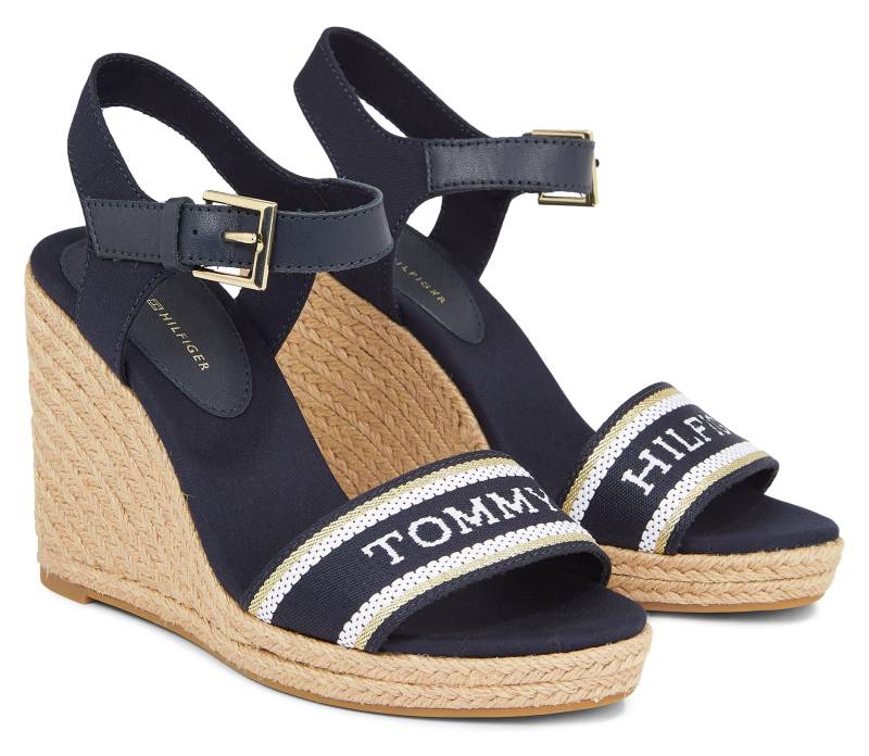 Tommy Hilfiger Keilsandalette »MONO WEBBING HIGH WEDGE SANDAL«, Sommerschuh, Sandale, Riemchensandalette mit Kontrast-Logoschriftzug von Tommy Hilfiger