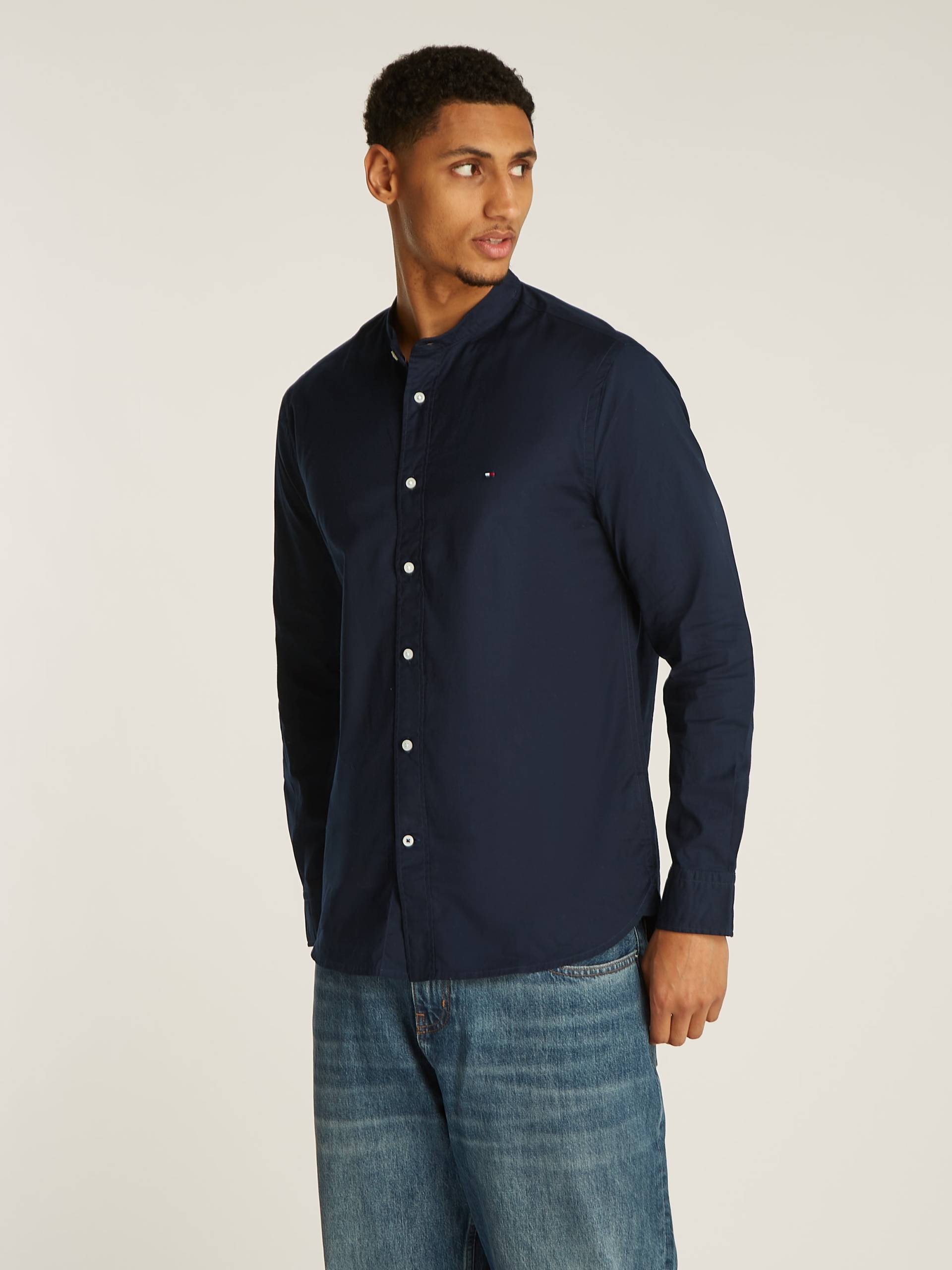 Tommy Hilfiger Langarmhemd »NATURAL SOFT SOLID MAO RF SHIRT«, mit Tommy Hilfiger Markenstreifen innen am Ärmelschlitz von Tommy Hilfiger