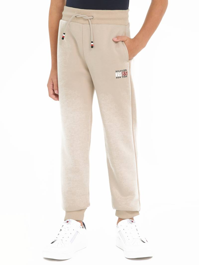 Tommy Hilfiger Sweathose »NEW YORK FLAG GRAPHIC SWEATPANTS«, Kinder Kids Junior MiniMe von Tommy Hilfiger