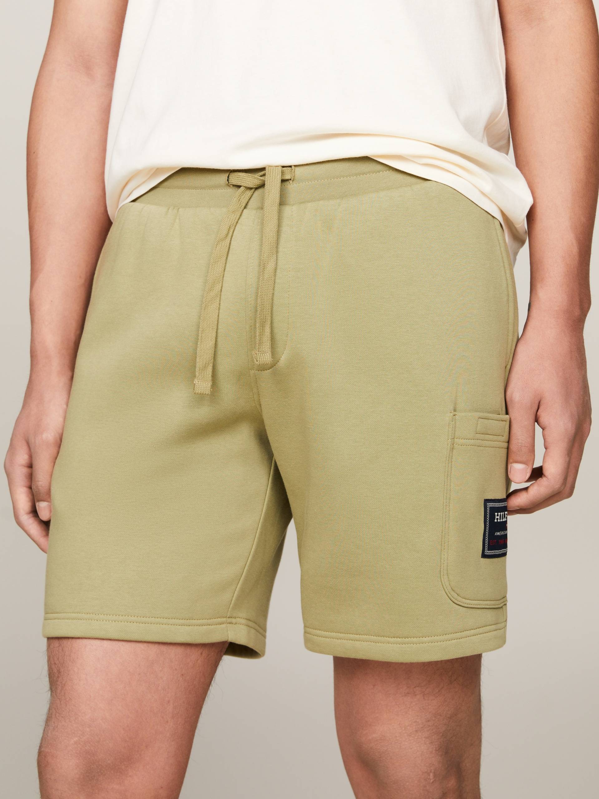 Tommy Hilfiger Sweatshorts »FLAG LOGO BADGE SWEATSHORTS«, Mit Tasche an der Seite von Tommy Hilfiger