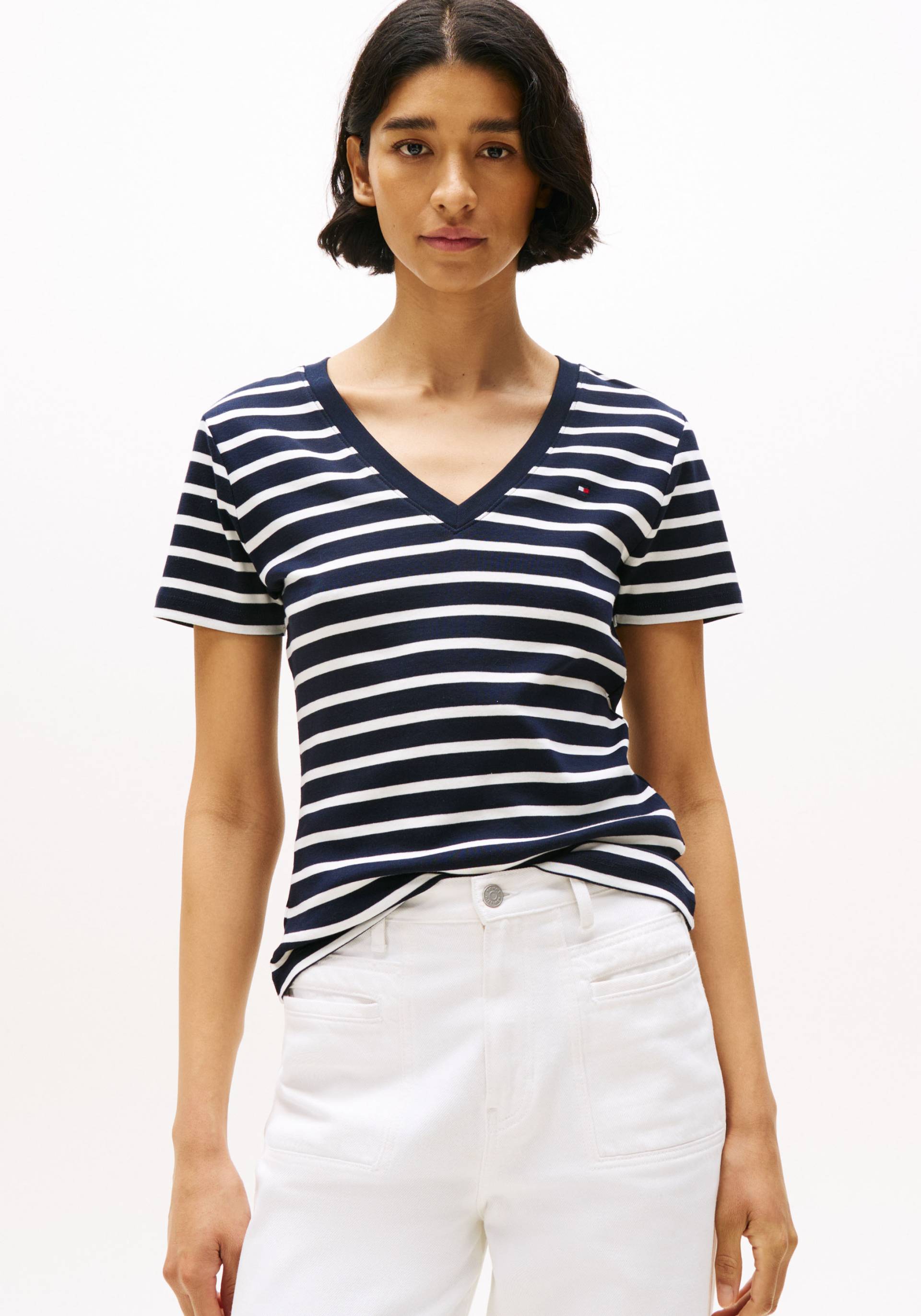 Tommy Hilfiger T-Shirt »SLIM CODY V-NK SS«, mit Logostickerei Tommy Hilfiger T-Shirt »SLIM CODY V-NK SS«, mit Logostickerei von Tommy Hilfiger