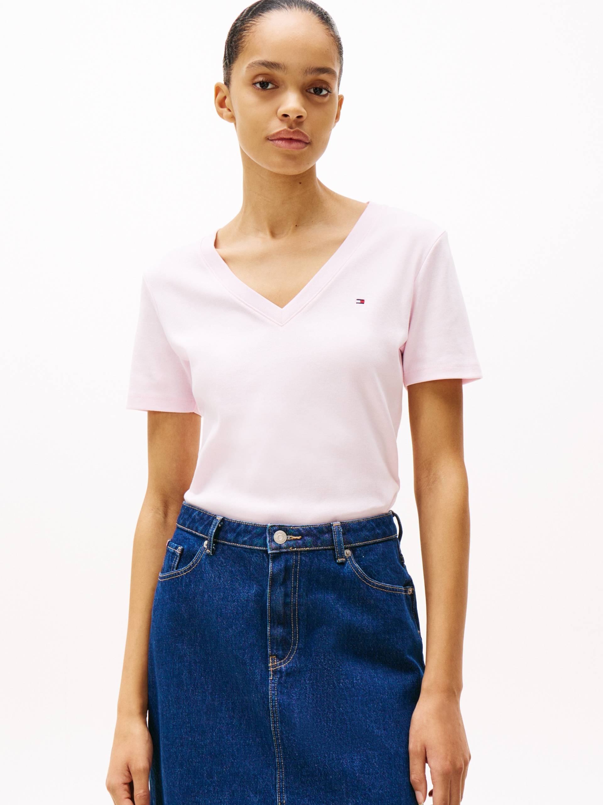 Tommy Hilfiger T-Shirt »SLIM CODY V-NK SS«, mit Logostickerei Tommy Hilfiger T-Shirt »SLIM CODY V-NK SS«, mit Logostickerei von Tommy Hilfiger