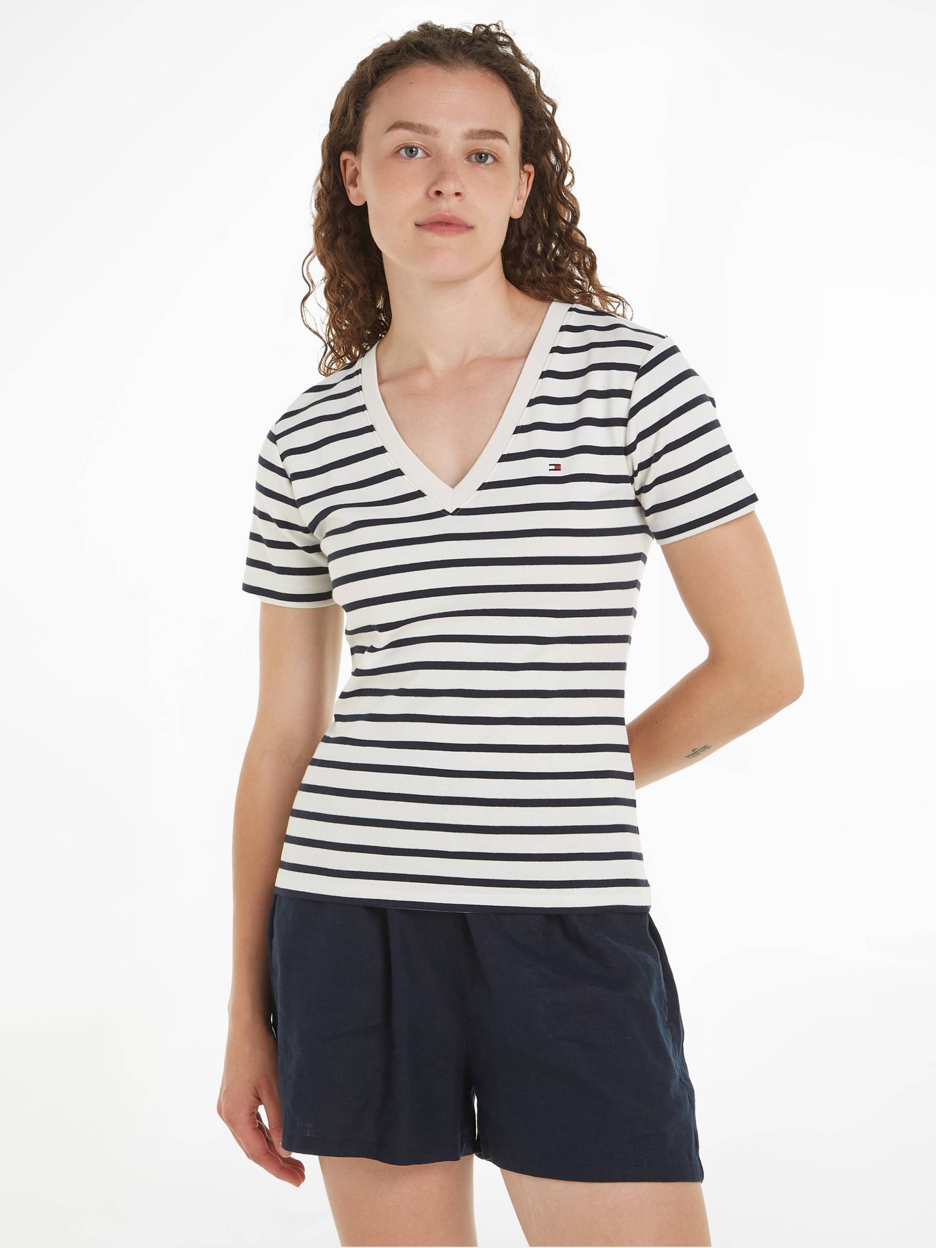 Tommy Hilfiger T-Shirt »SLIM CODY V-NK SS«, mit Logostickerei Tommy Hilfiger T-Shirt »SLIM CODY V-NK SS«, mit Logostickerei von Tommy Hilfiger