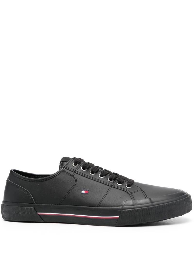 Tommy Hilfiger embroidered logo vulcanised low-top sneakers - Black von Tommy Hilfiger