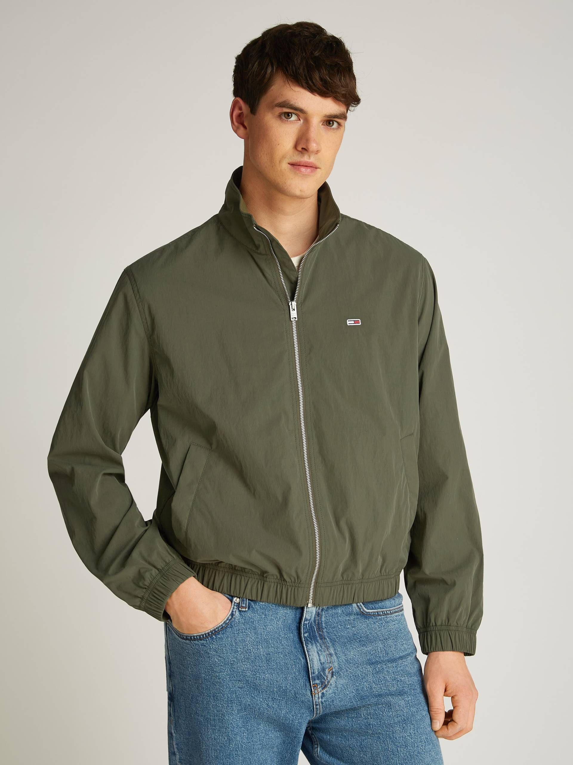 Tommy Jeans Bomberjacke »TJM ESSENTIAL JACKET EXT«, mit Logostickerei Tommy Jeans Bomberjacke »TJM ESSENTIAL JACKET EXT«, mit Logostickerei von Tommy Jeans