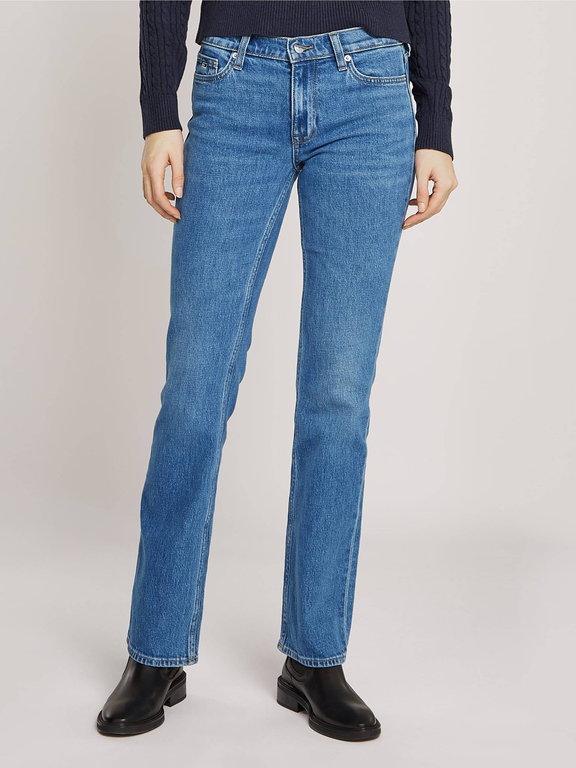 Tommy Jeans Bootcut-Jeans »MADDIE MD BC DH5161«, mit Tommy Jeans Logo-Badge von Tommy Jeans