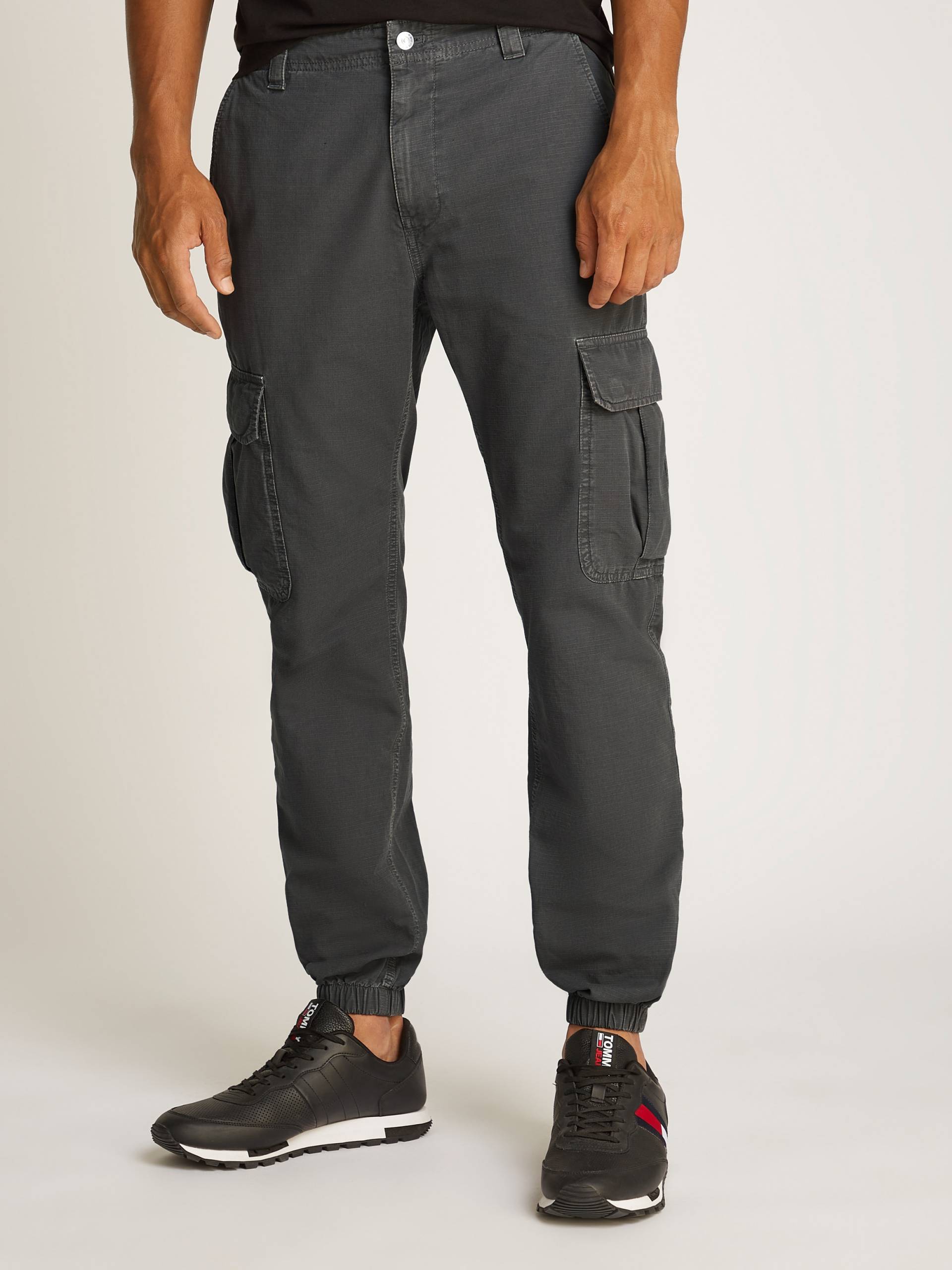 Tommy Jeans Cargohose »TJM RYAN CARGO«, mit Logostickerei Tommy Jeans Cargohose »TJM RYAN CARGO«, mit Logostickerei von Tommy Jeans