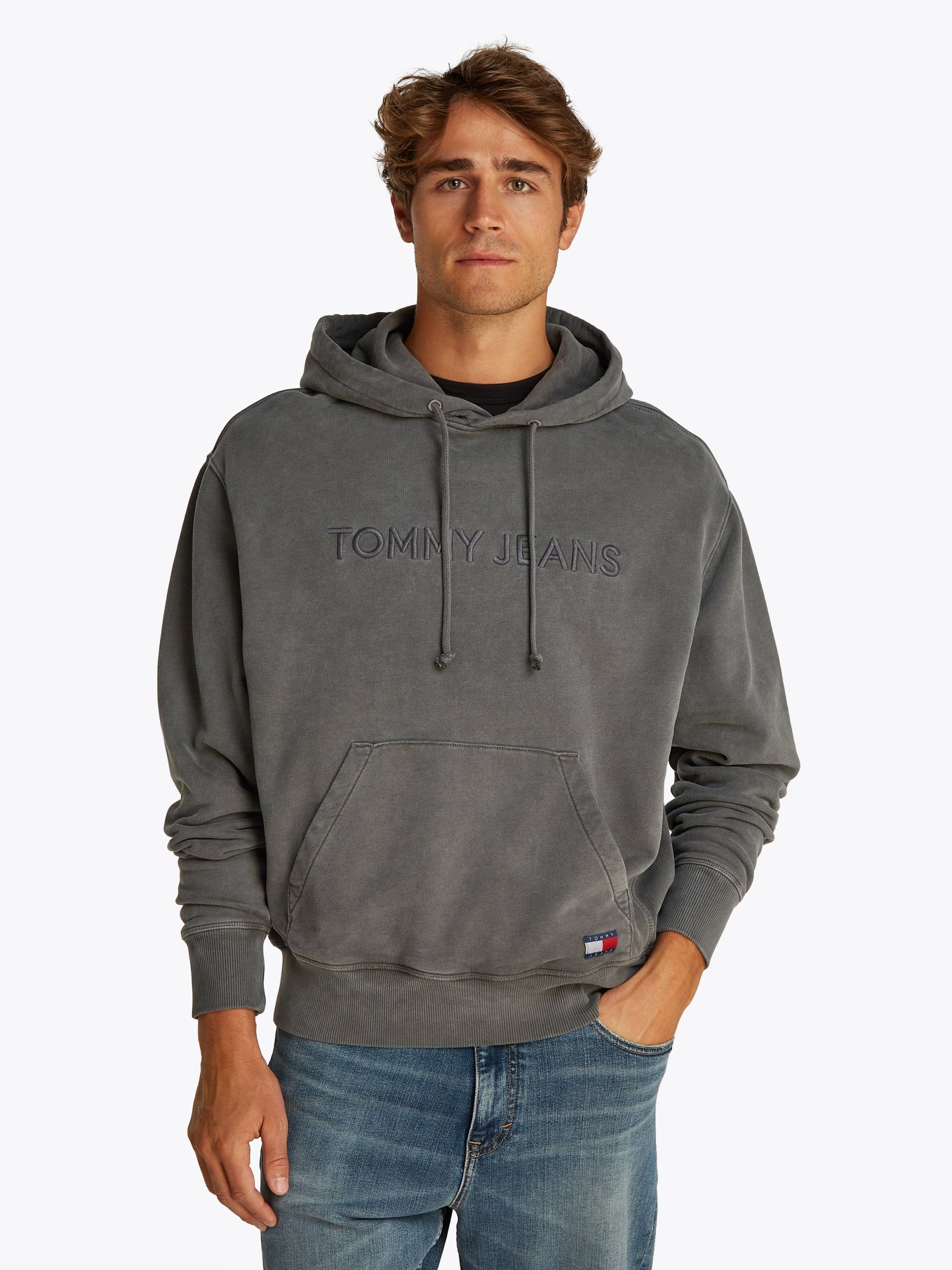 Tommy Jeans Hoodie »TJM RLX TJ LABEL HOODIE«, mit grosser Logostickerei Tommy Jeans Hoodie »TJM RLX TJ LABEL HOODIE«, mit grosser Logostickerei von Tommy Jeans