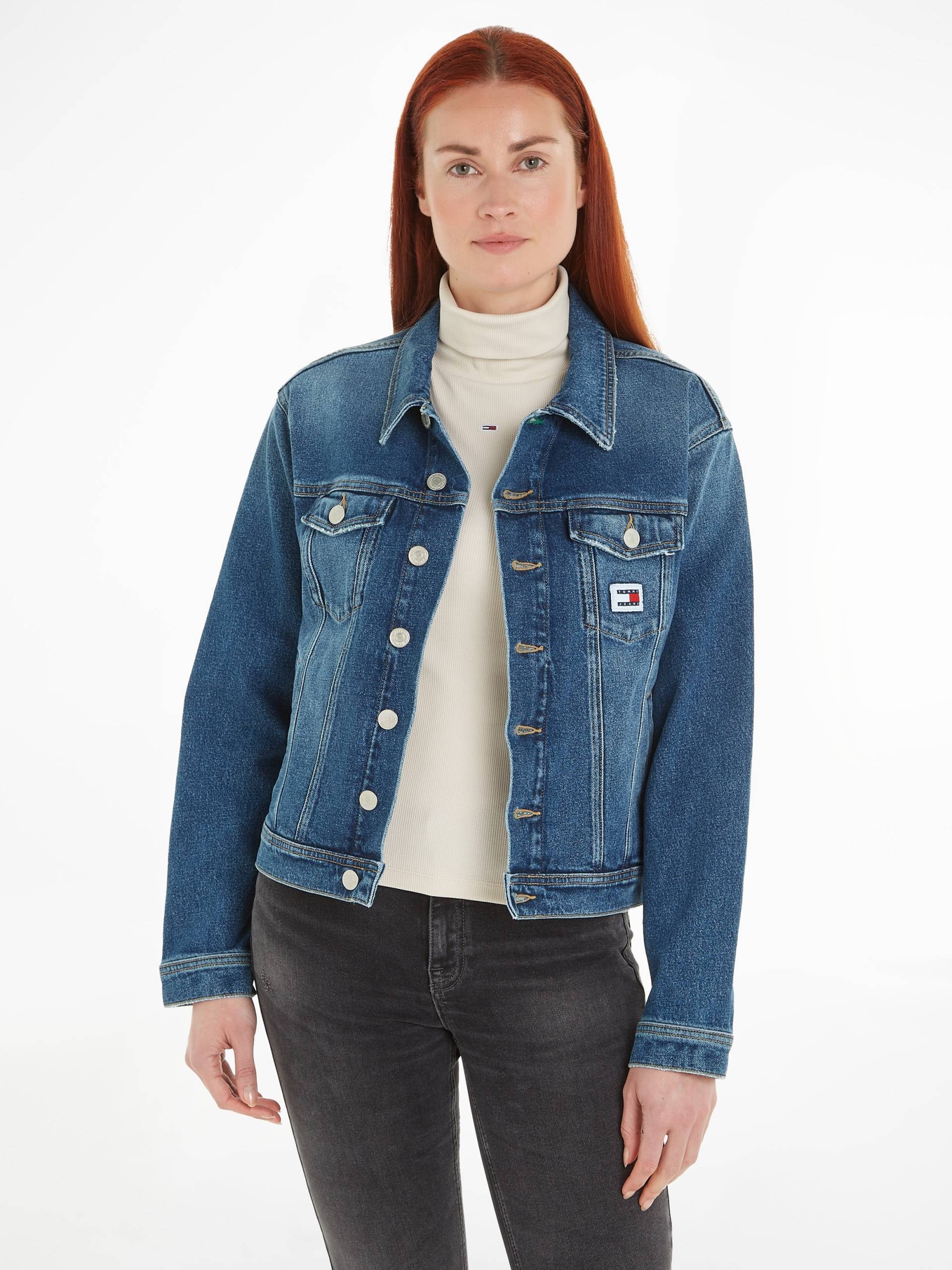 Tommy Jeans Jeansjacke »MOM CLS JACKET AH6158«, mit Logopatch Tommy Jeans Jeansjacke »MOM CLS JACKET AH6158«, mit Logopatch von Tommy Jeans