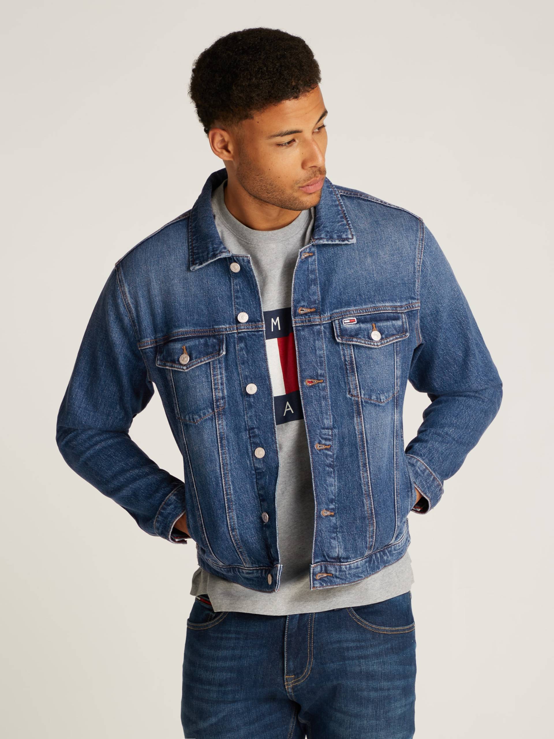 Tommy Jeans Jeansjacke »RYAN RGLR TRCKR JCKT CH0152«, mit Logostickerei von Tommy Jeans