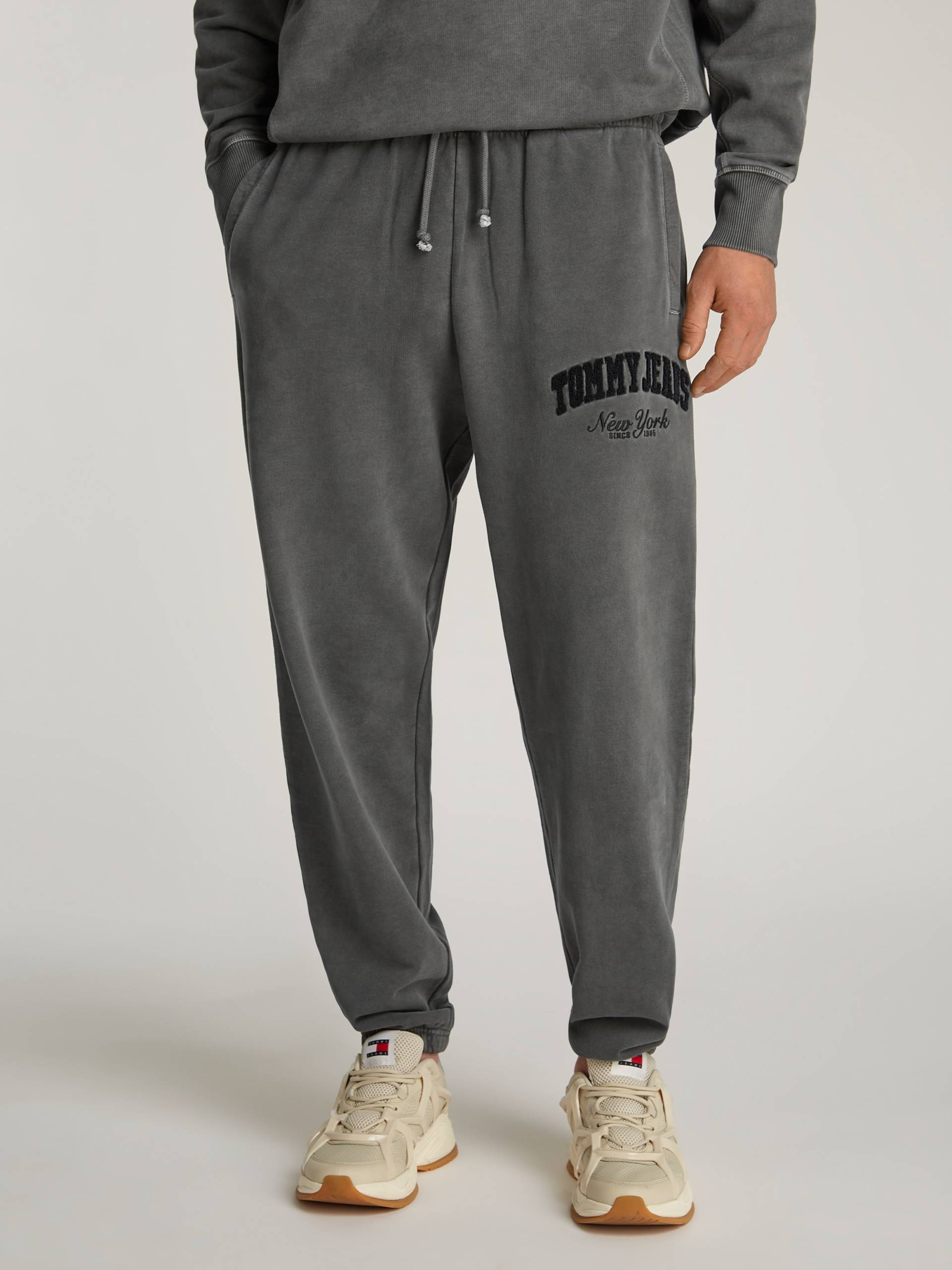 Tommy Jeans Jogginghose »TJM RLX VINTAGE VARSITY JOGGER«, mit Logostickerei Tommy Jeans Jogginghose »TJM RLX VINTAGE VARSITY JOGGER«, mit Logostickerei von Tommy Jeans