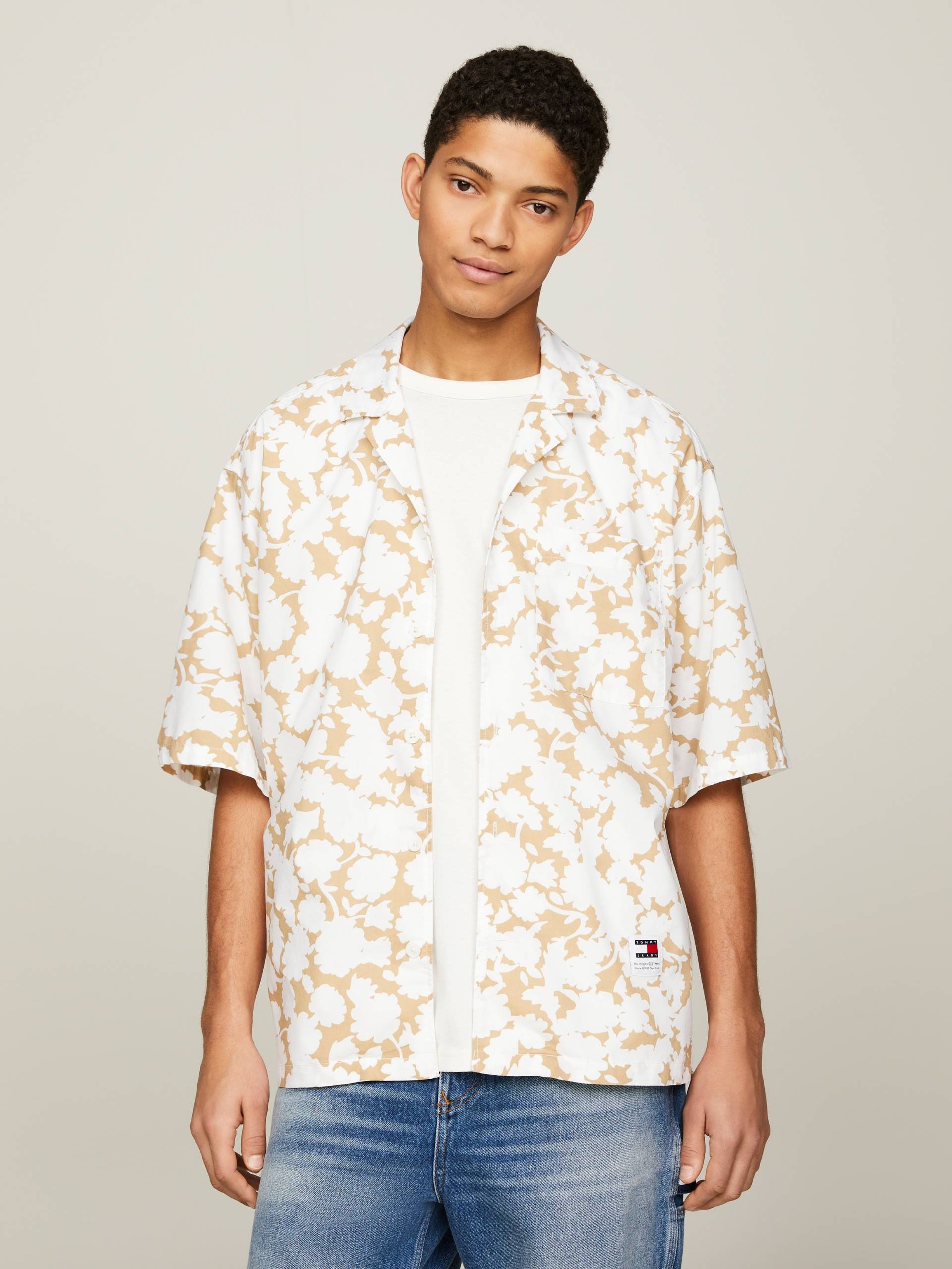 Tommy Jeans Kurzarmhemd »TJM RLX FLORAL AOP CAMP SHIRT«, mit Allover-Print Tommy Jeans Kurzarmhemd »TJM RLX FLORAL AOP CAMP SHIRT«, mit Allover-Print von Tommy Jeans