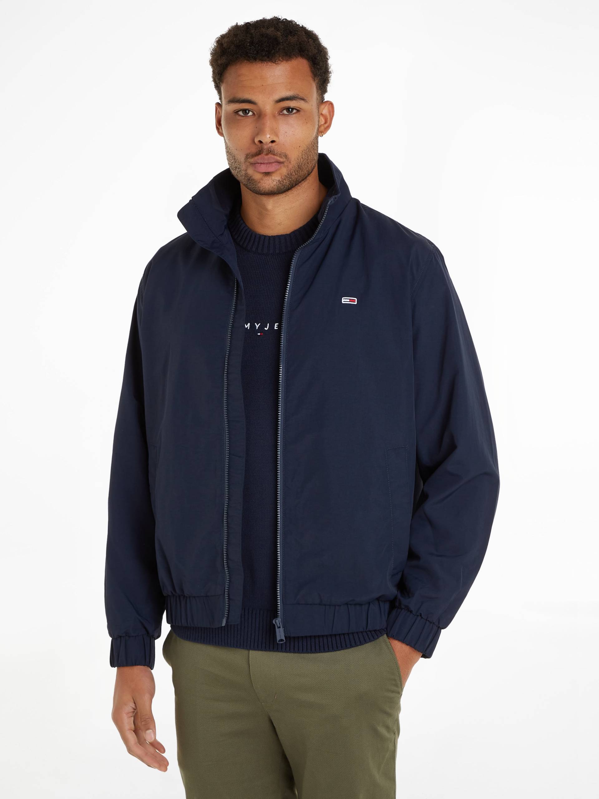 Tommy Jeans Kurzjacke »TJM ESSENTIAL JACKET EXT«, Bomberjacke mit Stehkragen Tommy Jeans Kurzjacke »TJM ESSENTIAL JACKET EXT«, Bomberjacke mit Stehkragen von Tommy Jeans