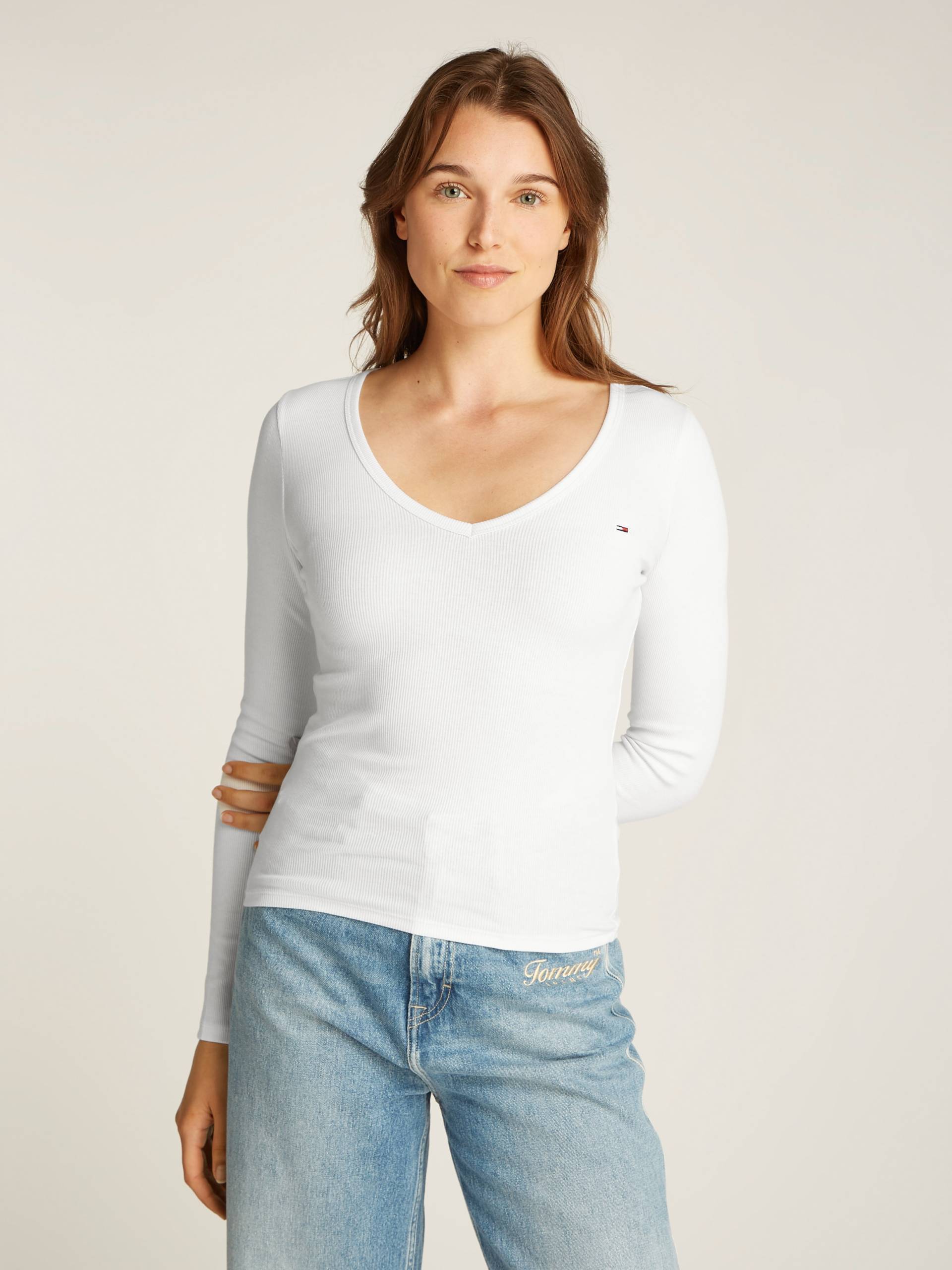 Tommy Jeans Langarmshirt »TJW SLIM ESSENTIAL RIB V LS«, mit Logostickerei Tommy Jeans Langarmshirt »TJW SLIM ESSENTIAL RIB V LS«, mit Logostickerei von Tommy Jeans