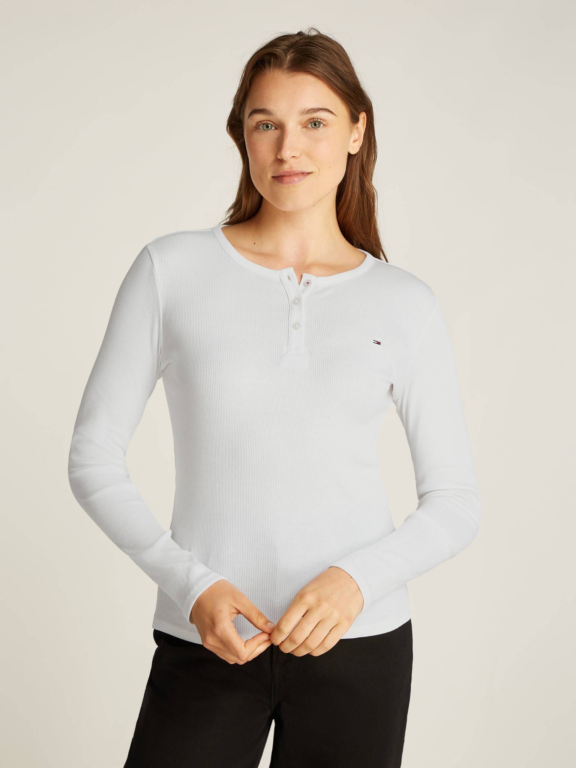 Tommy Jeans Langarmshirt »TJW SLM BUTTON RIB C-NECK LS EXT«, mit Logostickerei Tommy Jeans Langarmshirt »TJW SLM BUTTON RIB C-NECK LS EXT«, mit Logostickerei von Tommy Jeans