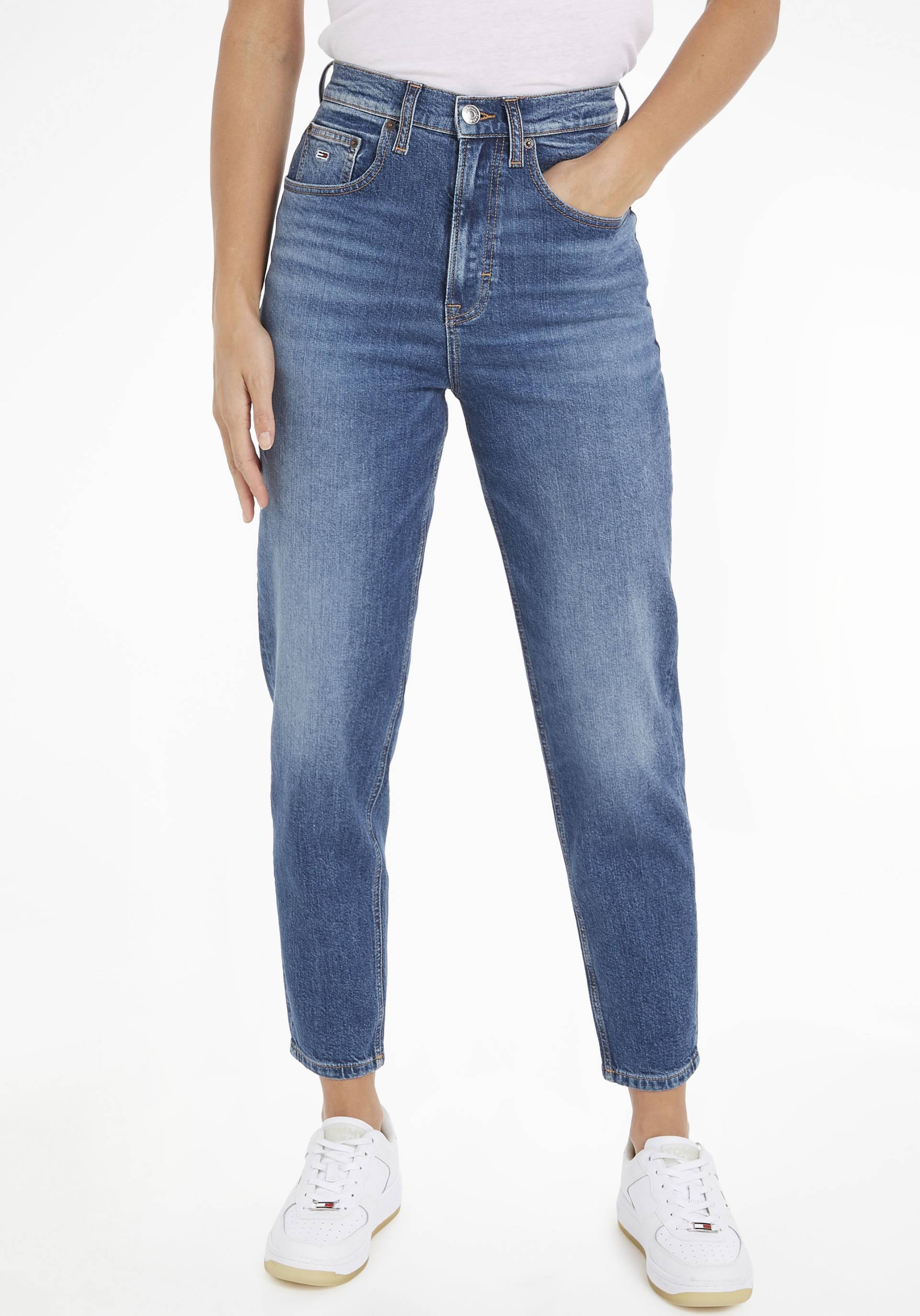 Tommy Jeans Mom-Jeans »MOM JEAN UHR TPR CG5136«, mit Logobadge und Labelflags von Tommy Jeans