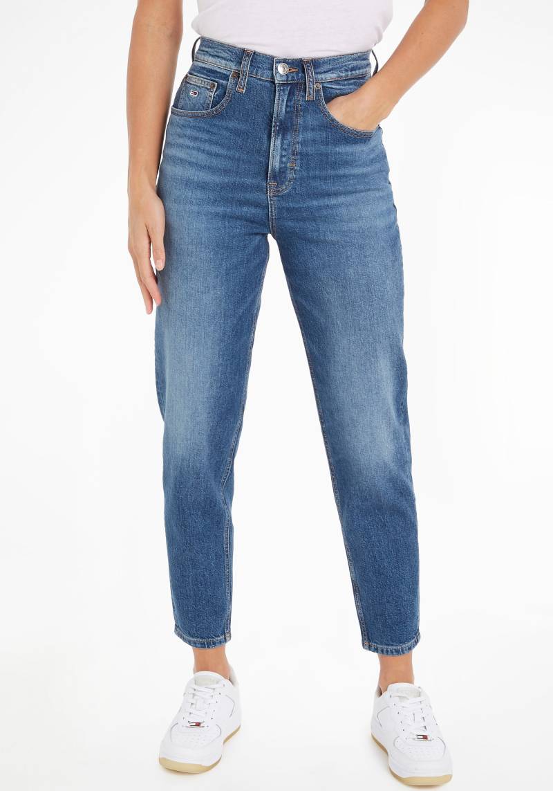 Tommy Jeans Mom-Jeans »MOM JEAN UHR TPR CG5136«, mit Logobadge und Labelflags von Tommy Jeans