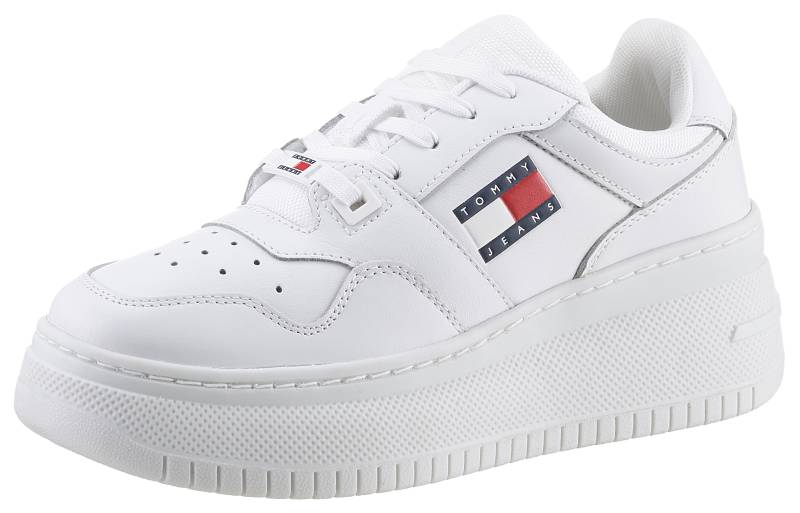 Tommy Jeans Plateausneaker »TJW RETRO BASKET FLATFORM ESS«, mit Logoschriftzug in der Sohle, Freizeitschuh, Halbschuh, Schnürschuh von Tommy Jeans