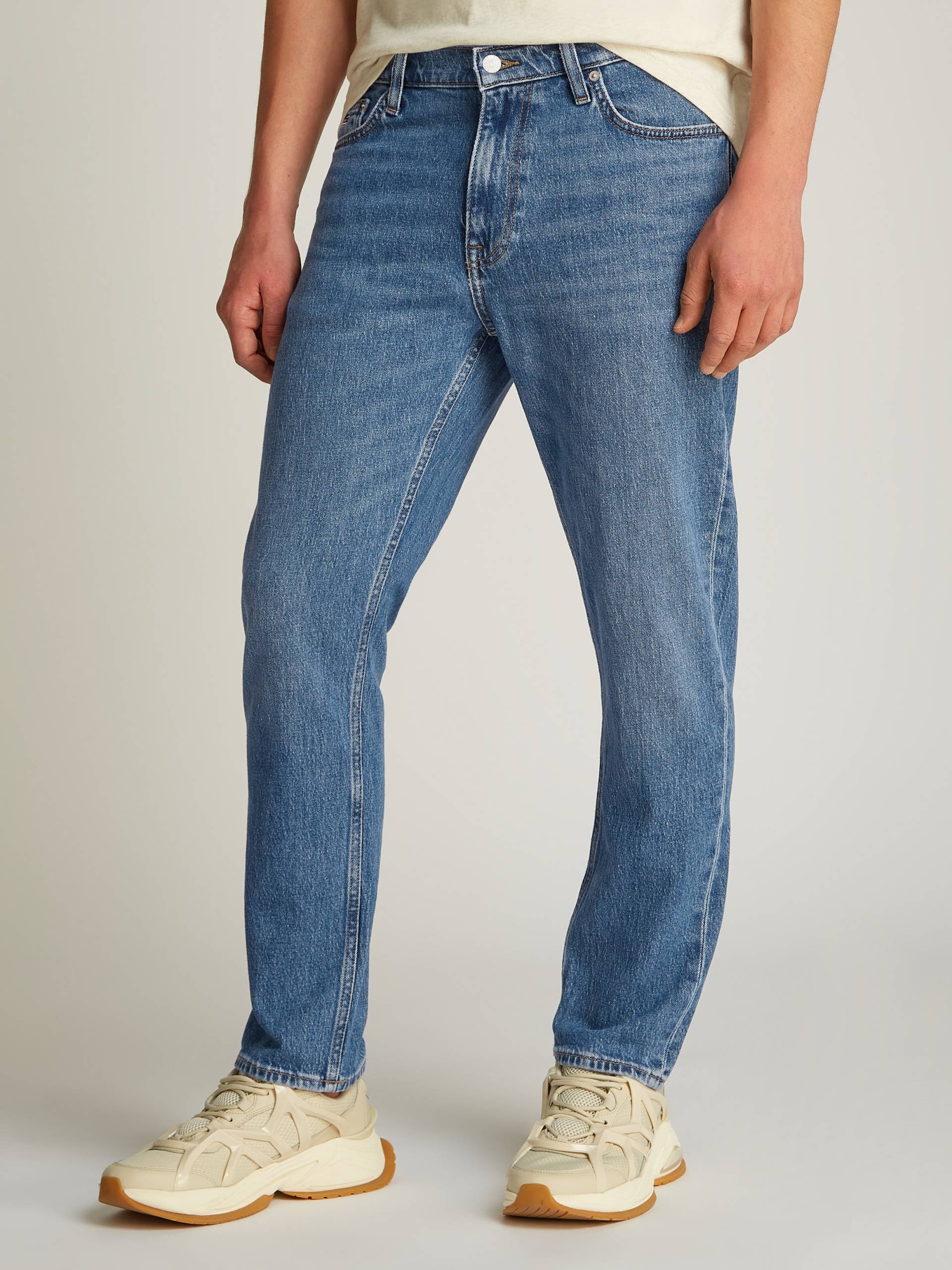 Tommy Jeans Regular-fit-Jeans »DAD JEAN RGLR TPRD«, mit Logoprägung Tommy Jeans Regular-fit-Jeans »DAD JEAN RGLR TPRD«, mit Logoprägung von Tommy Jeans