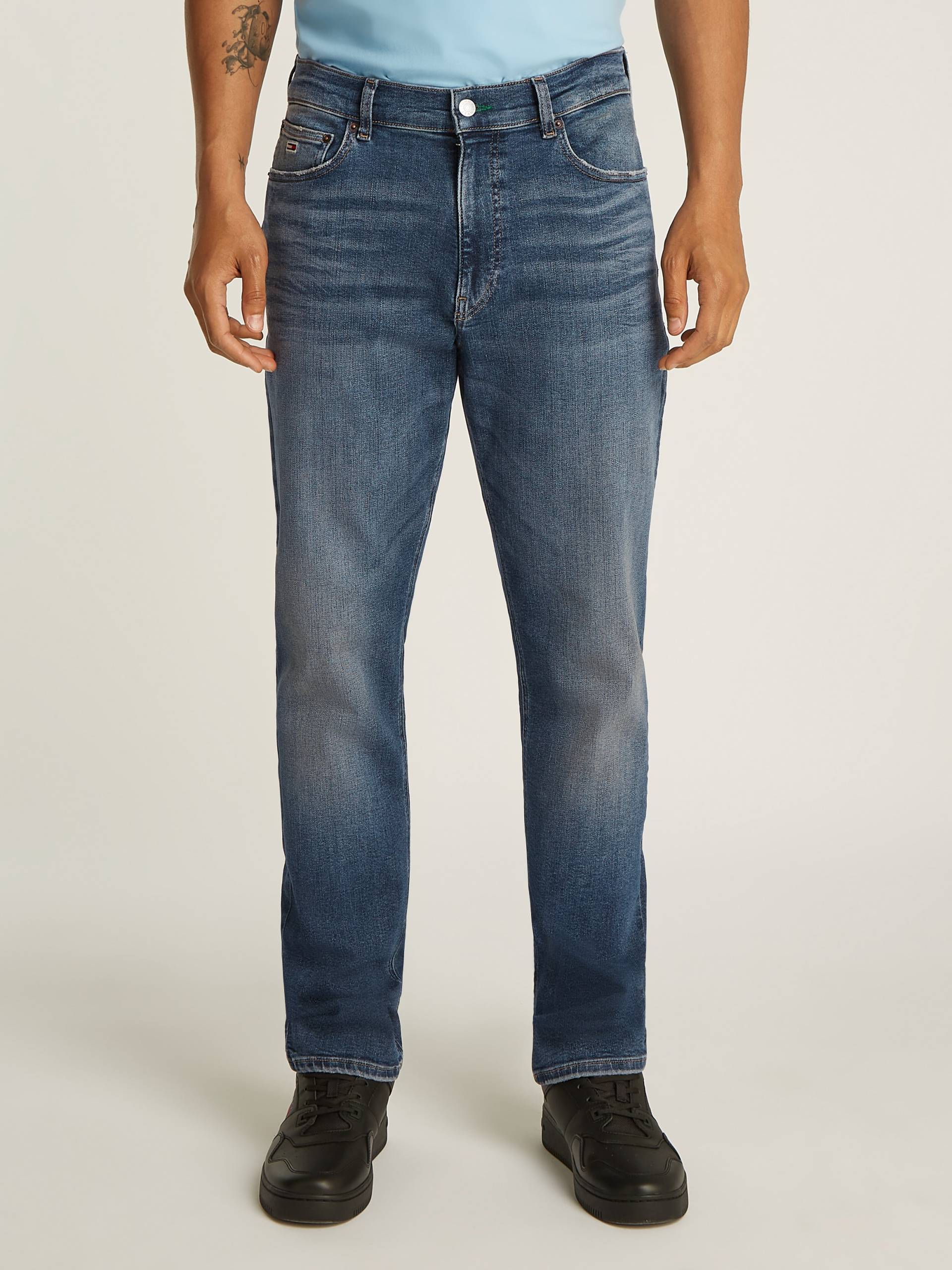 Tommy Jeans Regular-fit-Jeans »RYAN RGLR STRGHT«, mit Logoprägung Tommy Jeans Regular-fit-Jeans »RYAN RGLR STRGHT«, mit Logoprägung von Tommy Jeans