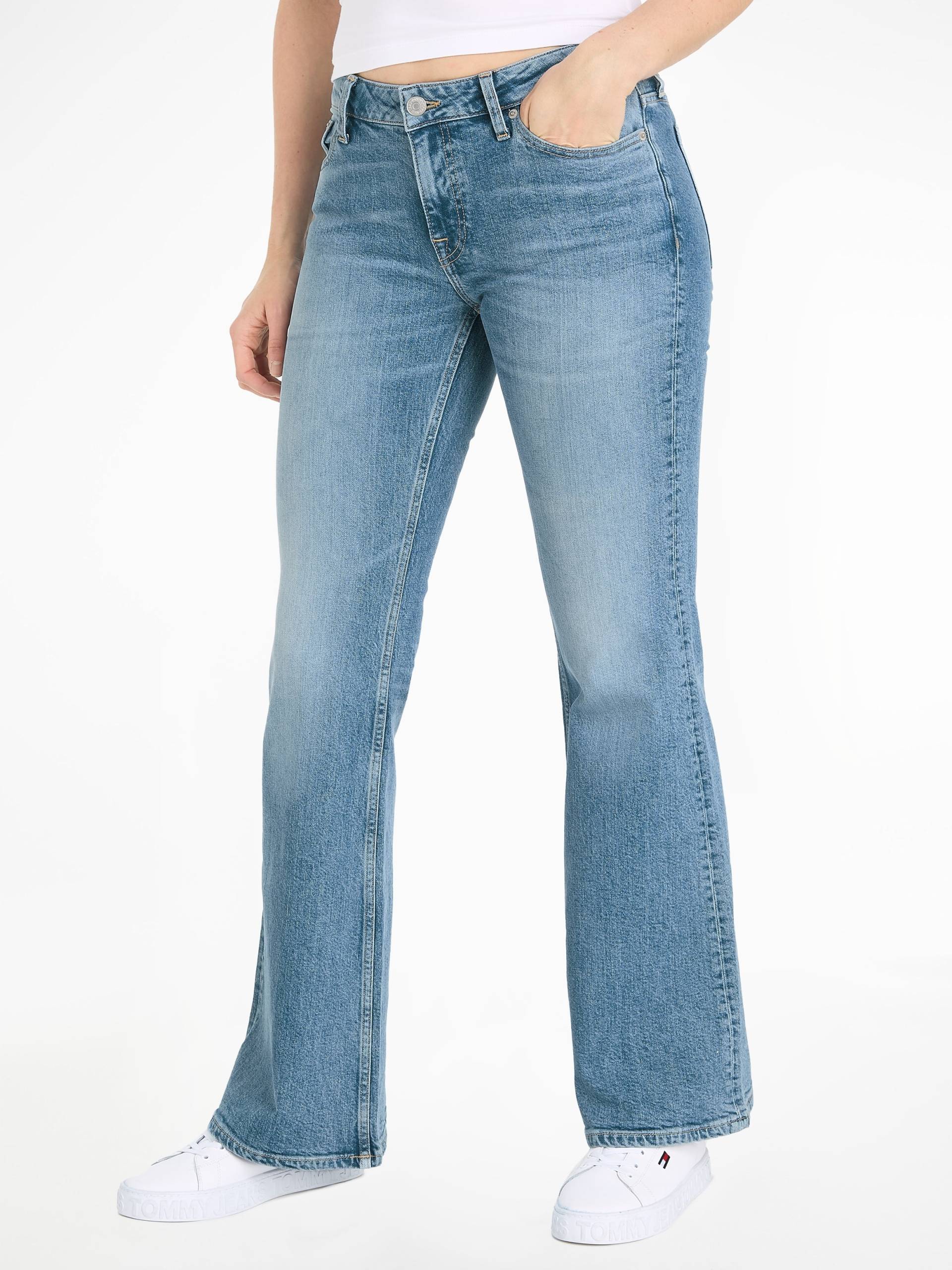 Tommy Jeans Bequeme Jeans »Sophie Low Wais Flare Wide«, mit Ledermarkenlabel von Tommy Jeans