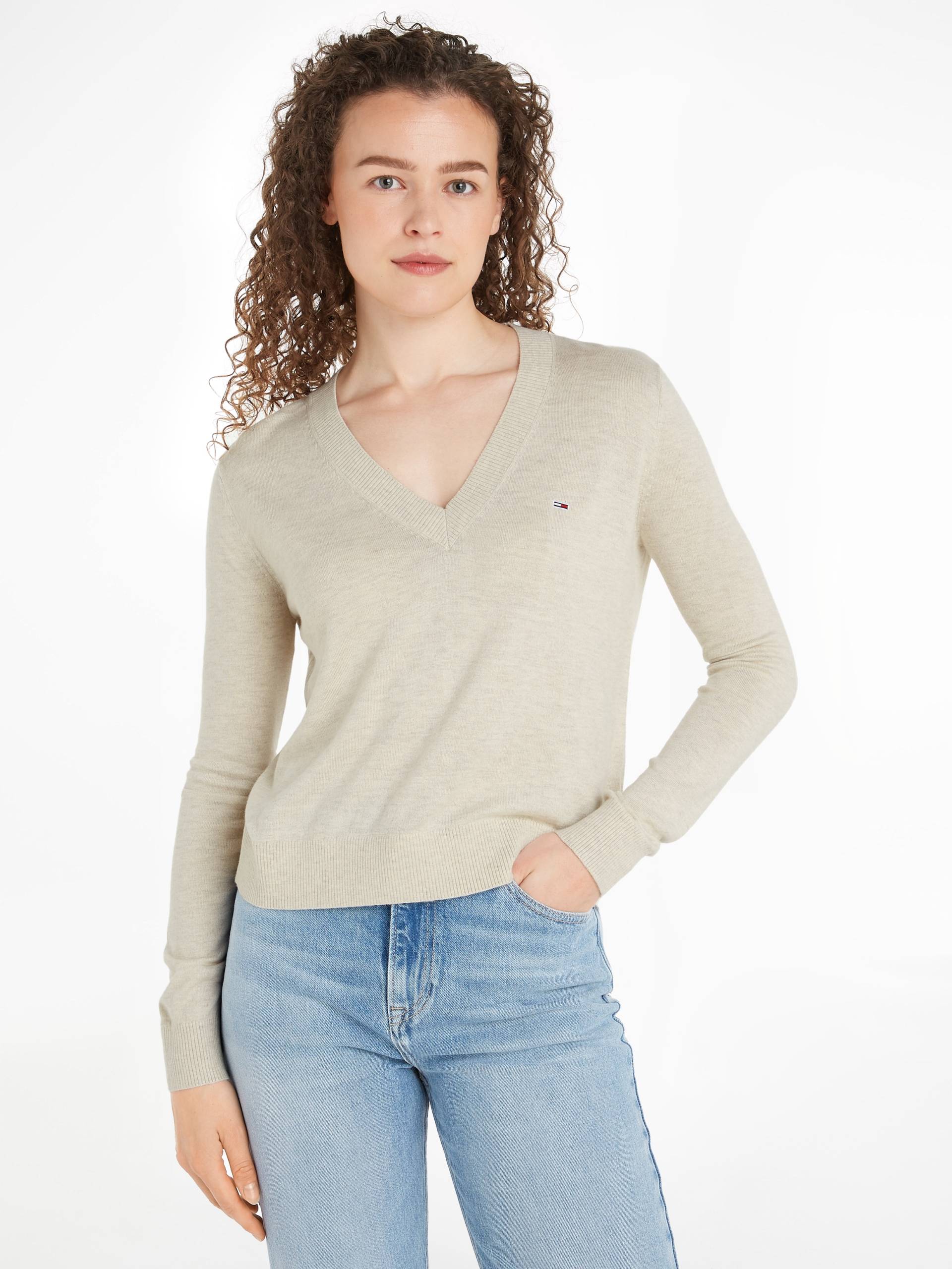 Tommy Jeans Strickpullover »TJW ESSENTIAL VNECK SWEATER EXT«, mit Logostickerei Tommy Jeans Strickpullover »TJW ESSENTIAL VNECK SWEATER EXT«, mit Logostickerei von Tommy Jeans