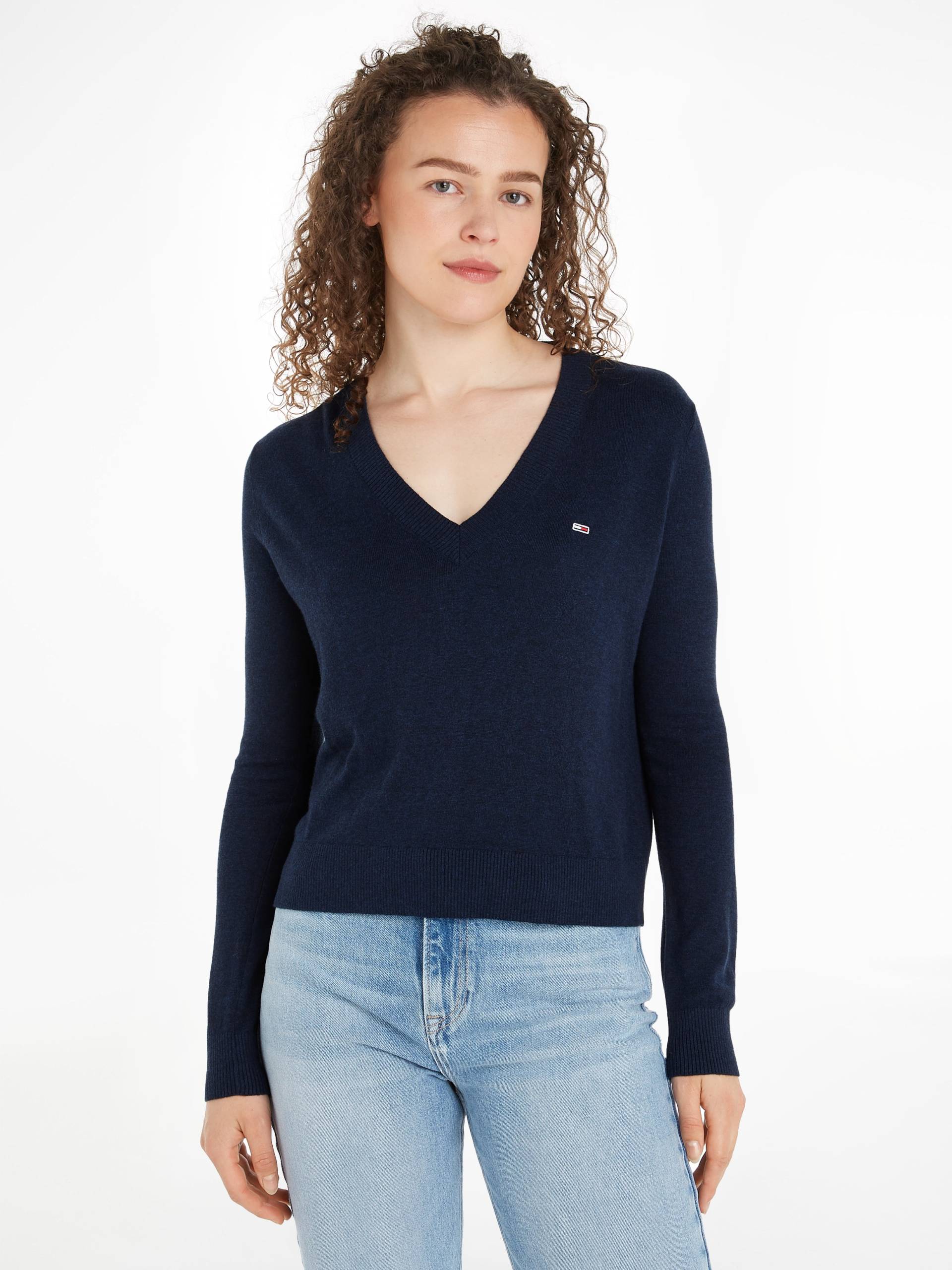 Tommy Jeans Strickpullover »TJW ESSENTIAL VNECK SWEATER EXT«, mit Logostickerei Tommy Jeans Strickpullover »TJW ESSENTIAL VNECK SWEATER EXT«, mit Logostickerei von Tommy Jeans