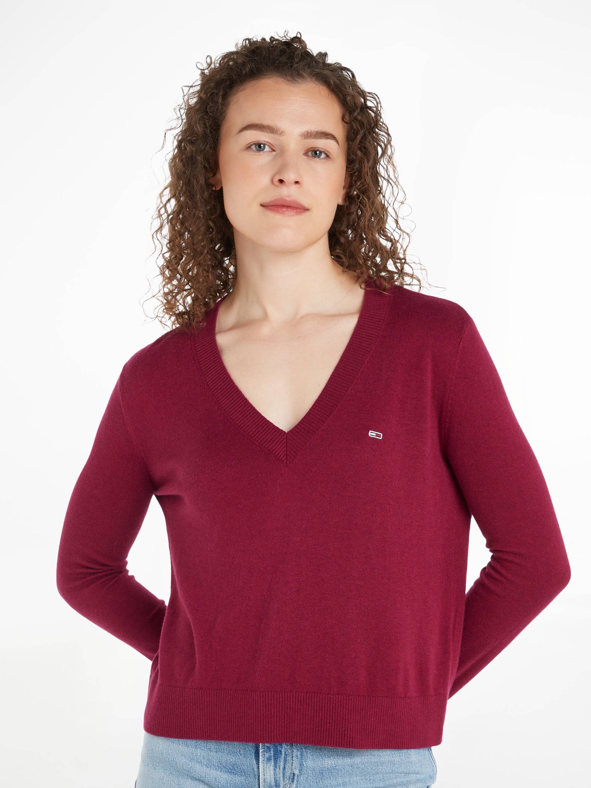 Tommy Jeans Strickpullover »TJW ESSENTIAL VNECK SWEATER EXT«, mit Logostickerei Tommy Jeans Strickpullover »TJW ESSENTIAL VNECK SWEATER EXT«, mit Logostickerei von Tommy Jeans
