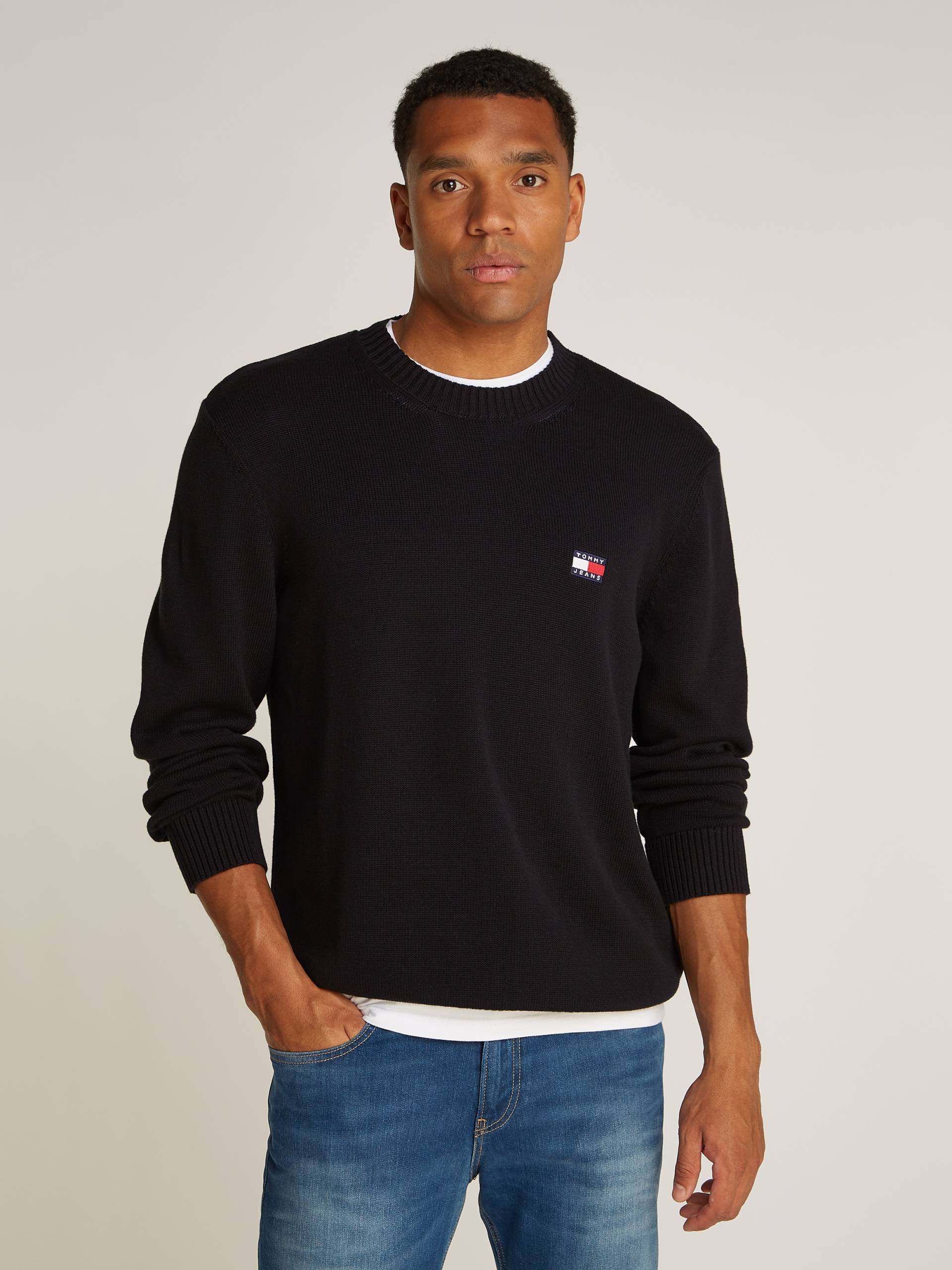 Tommy Jeans Sweater »Tjm Reg Badge Sweater«, Markenlogo und -namen auf Brusthöhe gestickt von Tommy Jeans