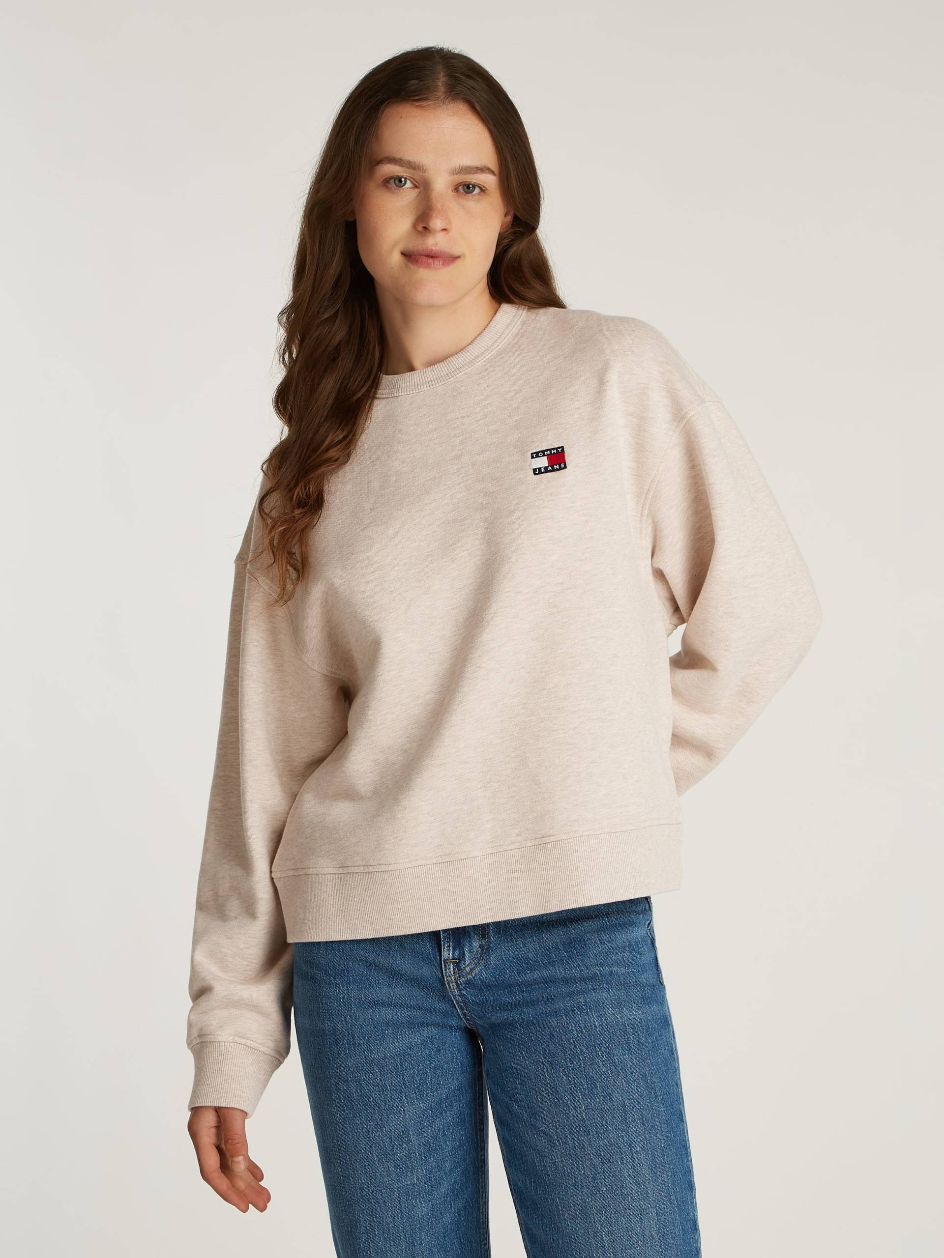Tommy Jeans Sweatshirt »TJW BXY BADGE CREW«, mit Logo-Badge Tommy Jeans Sweatshirt »TJW BXY BADGE CREW«, mit Logo-Badge von Tommy Jeans